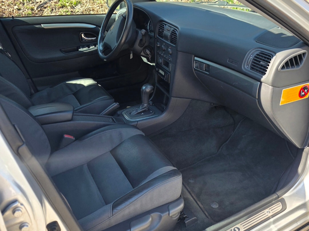 VOLVO V40 2.0T Elegance Edition-image-9