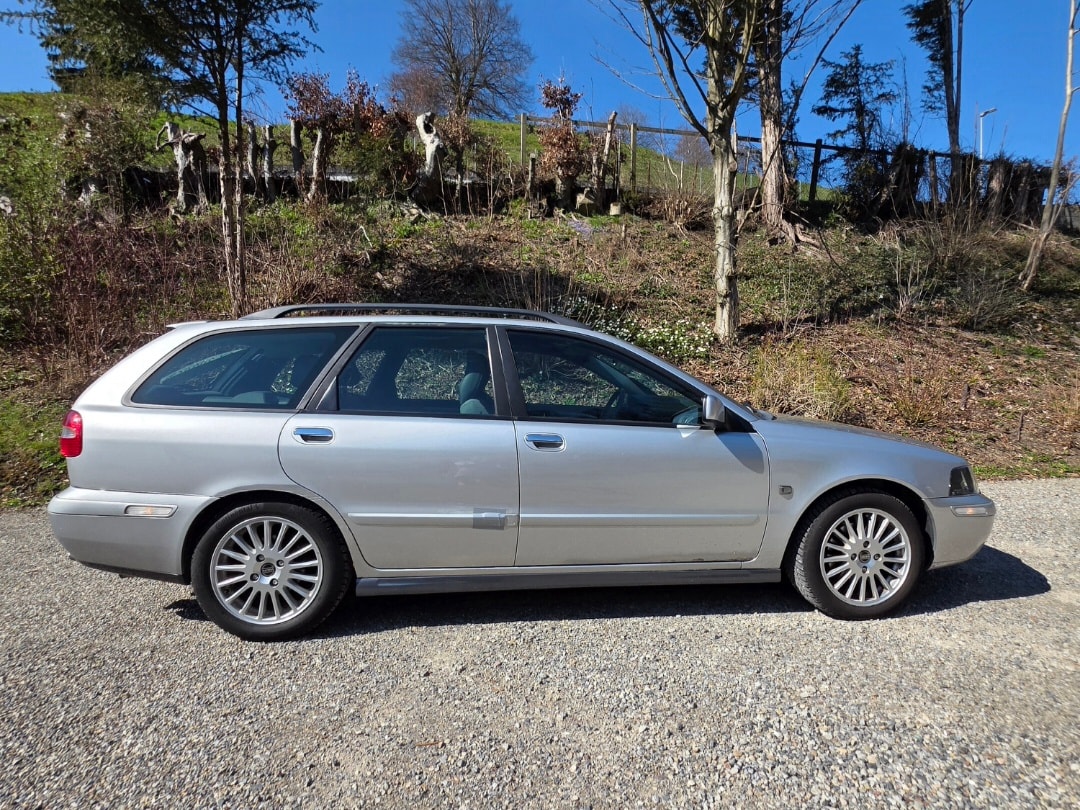 VOLVO V40 2.0T Elegance Edition-image-8