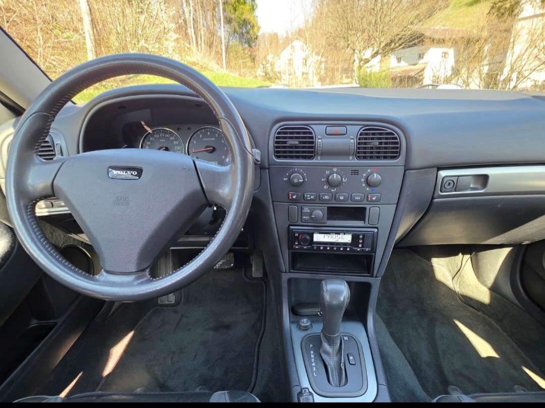 VOLVO V40 2.0T Elegance Edition-image-4