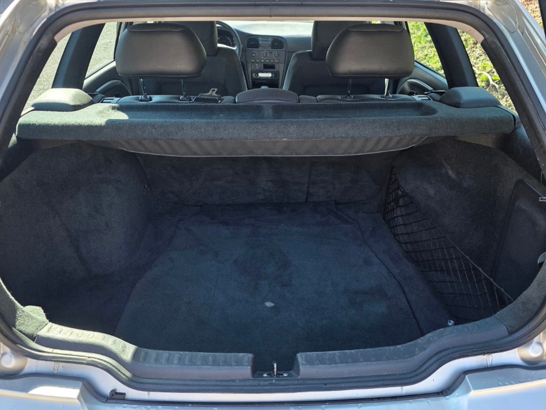VOLVO V40 2.0T Elegance Edition-image-14
