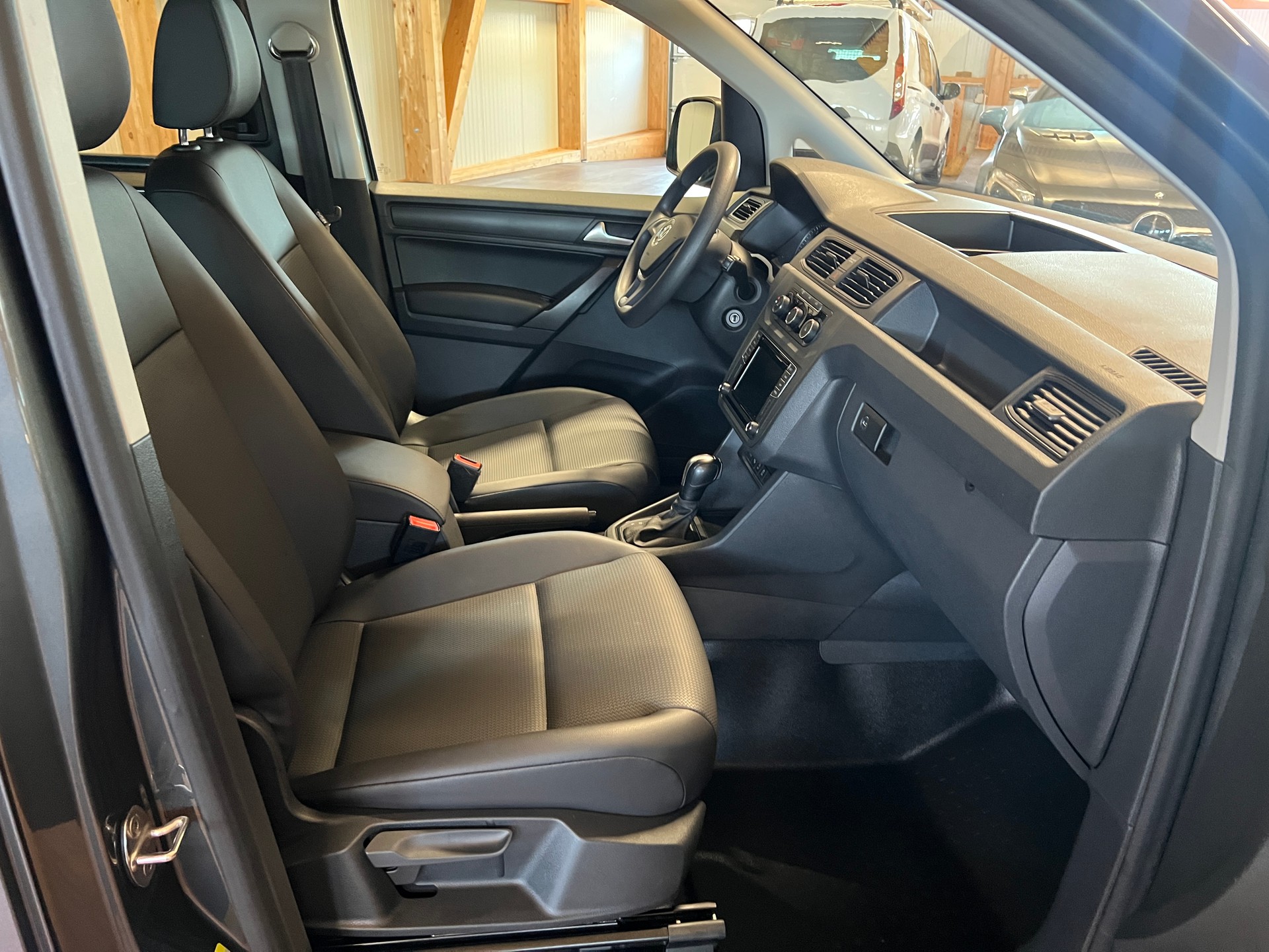 VW Caddy 2.0TDI 4Motion BlueMotion Technology DSG-image-11