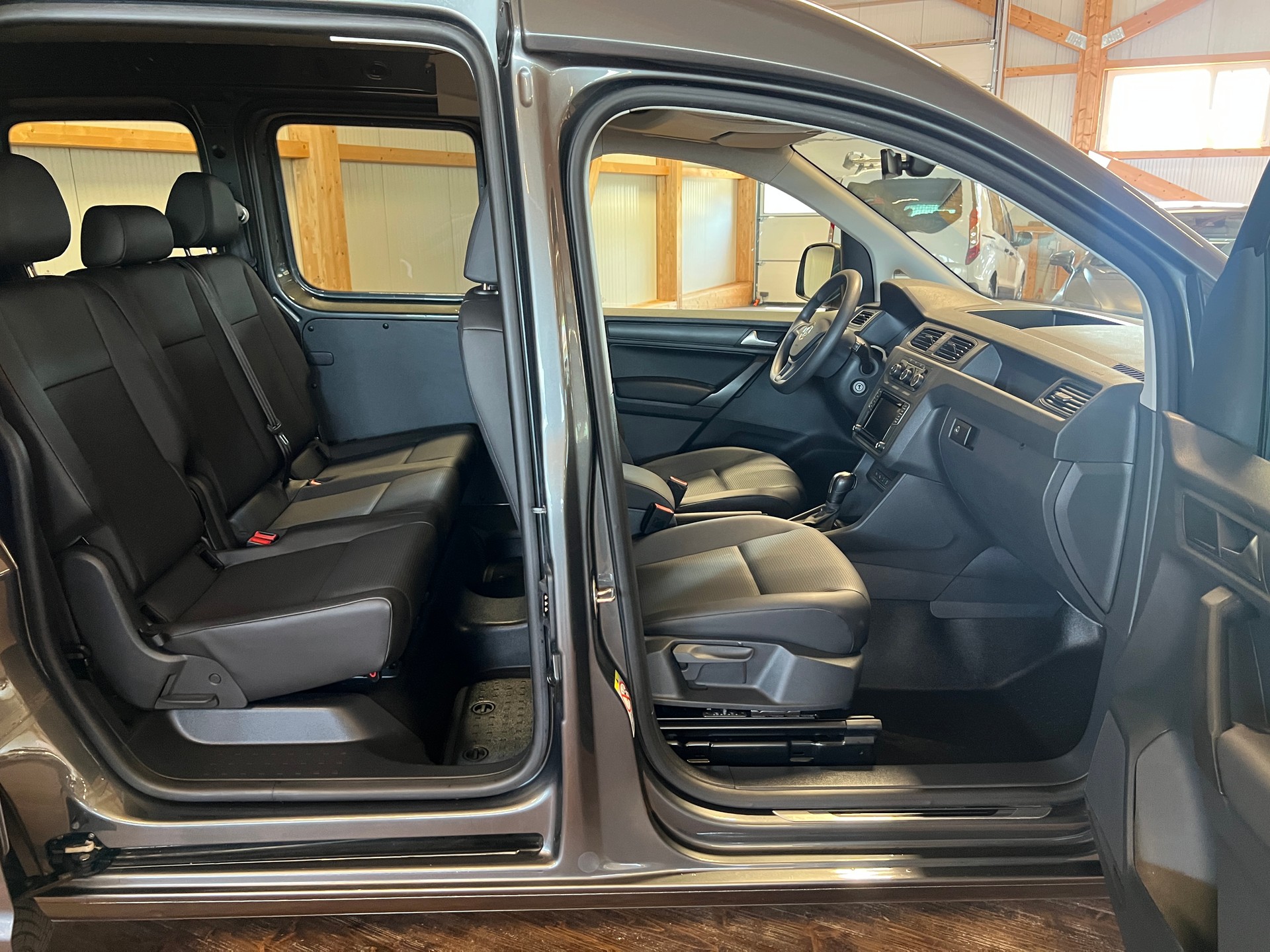 VW Caddy 2.0TDI 4Motion BlueMotion Technology DSG-image-13