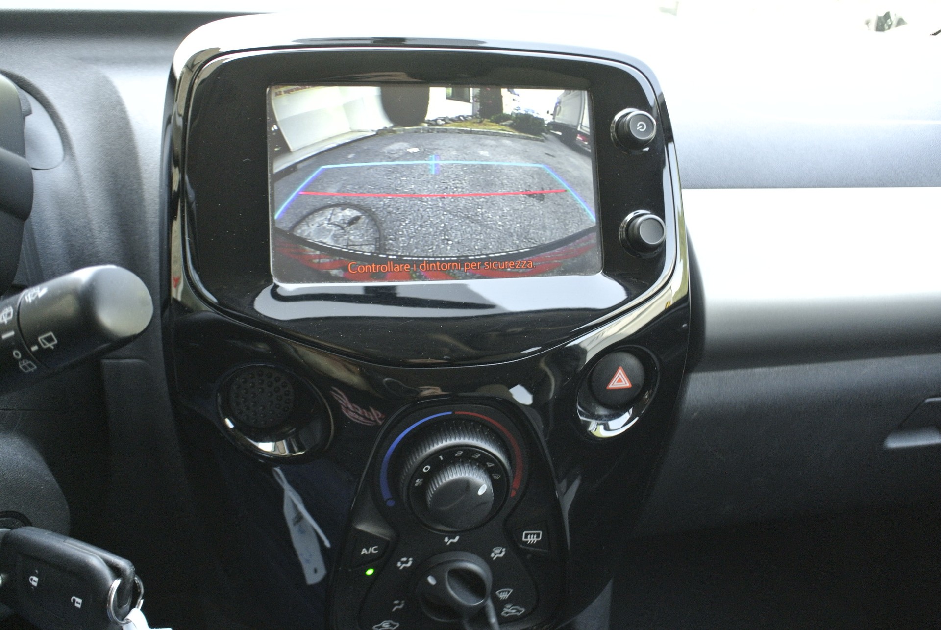 CITROEN C1 1.0 VTi ETG5 Shine-image-16