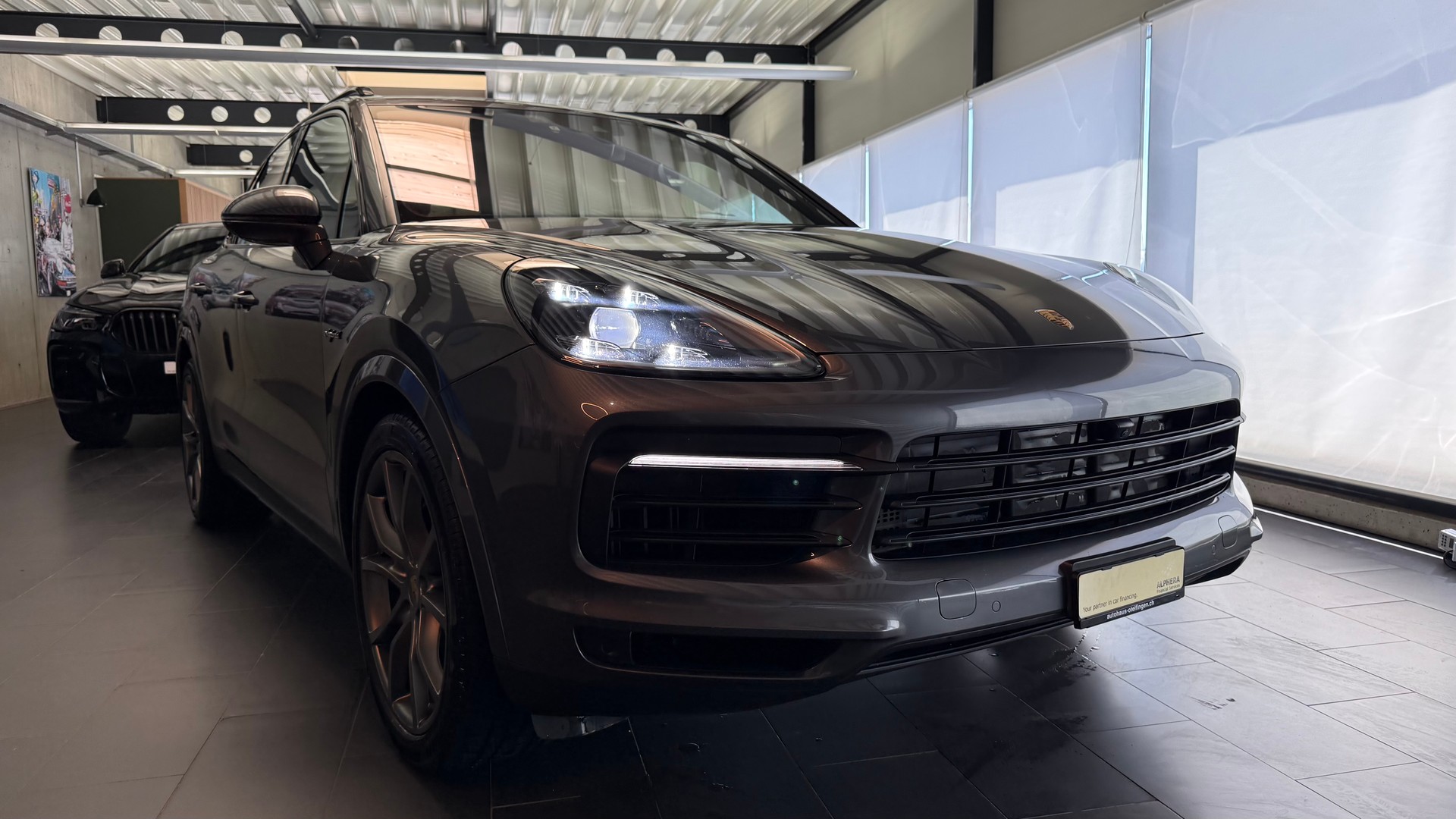 PORSCHE Cayenne 3.0 V6 E-Hybrid-showroom-element-2