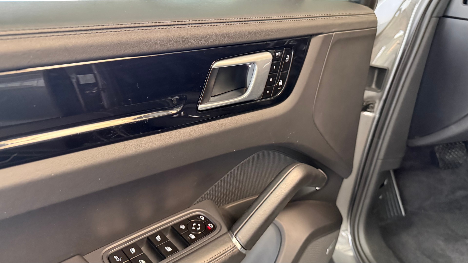 PORSCHE Cayenne 3.0 V6 E-Hybrid-image-12