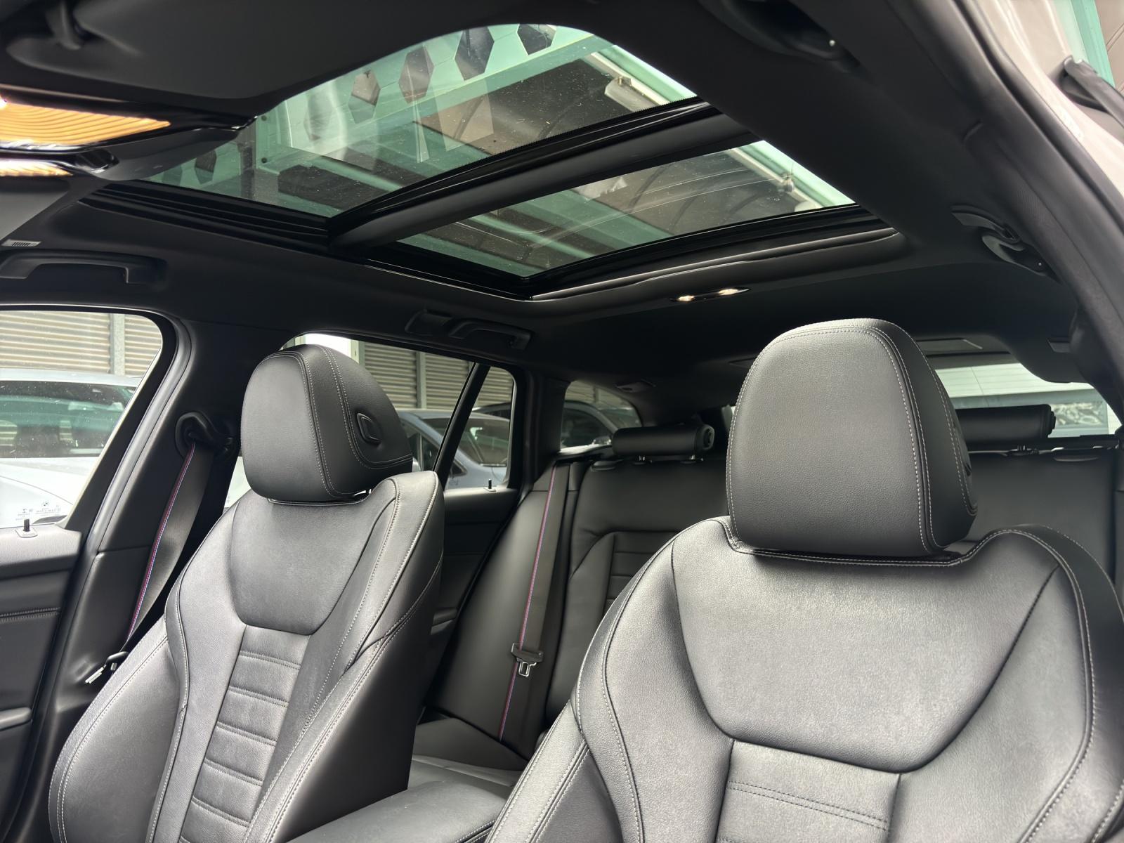 BMW M340i xDrive Touring-image-12