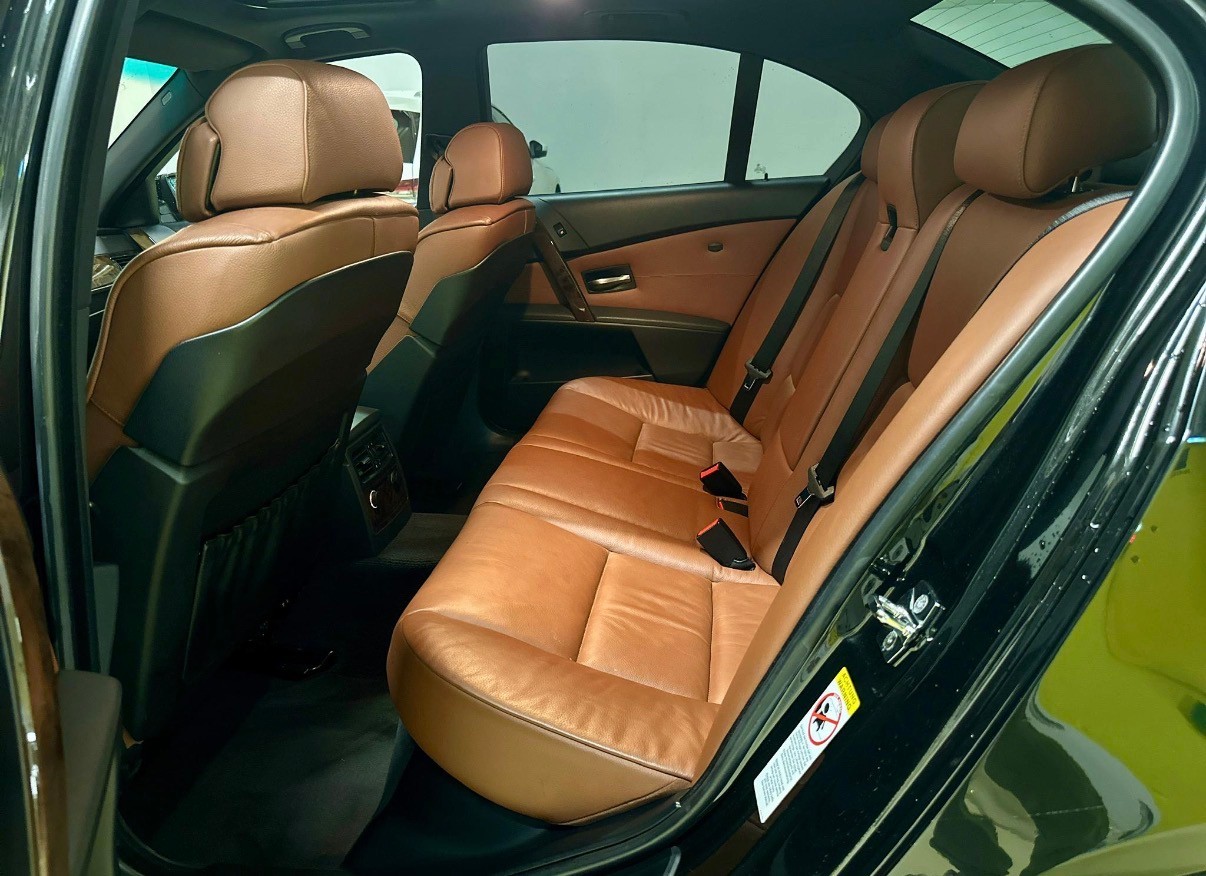 BMW 540i-image-10