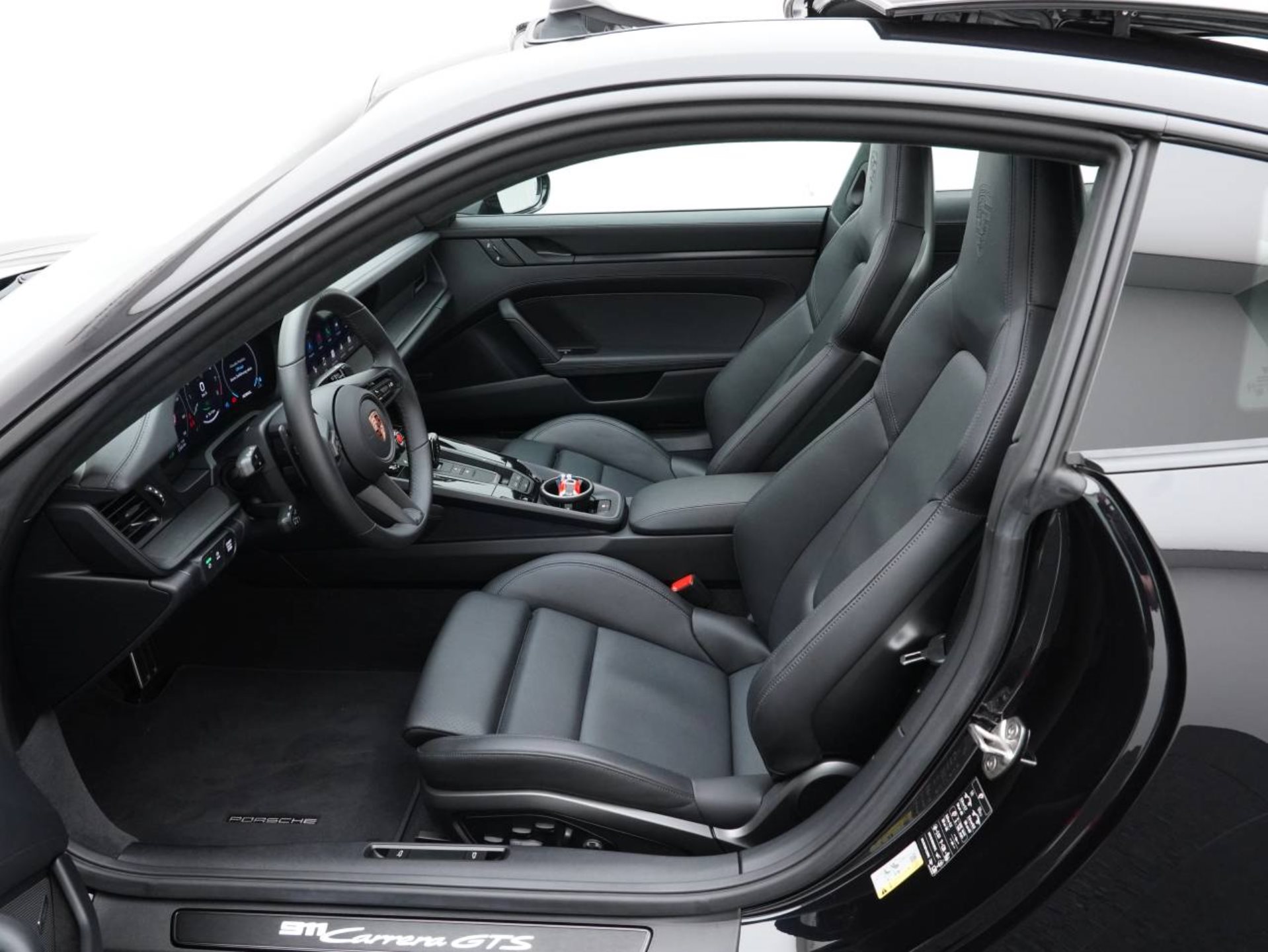 PORSCHE 911 Carrera GTS-image-4