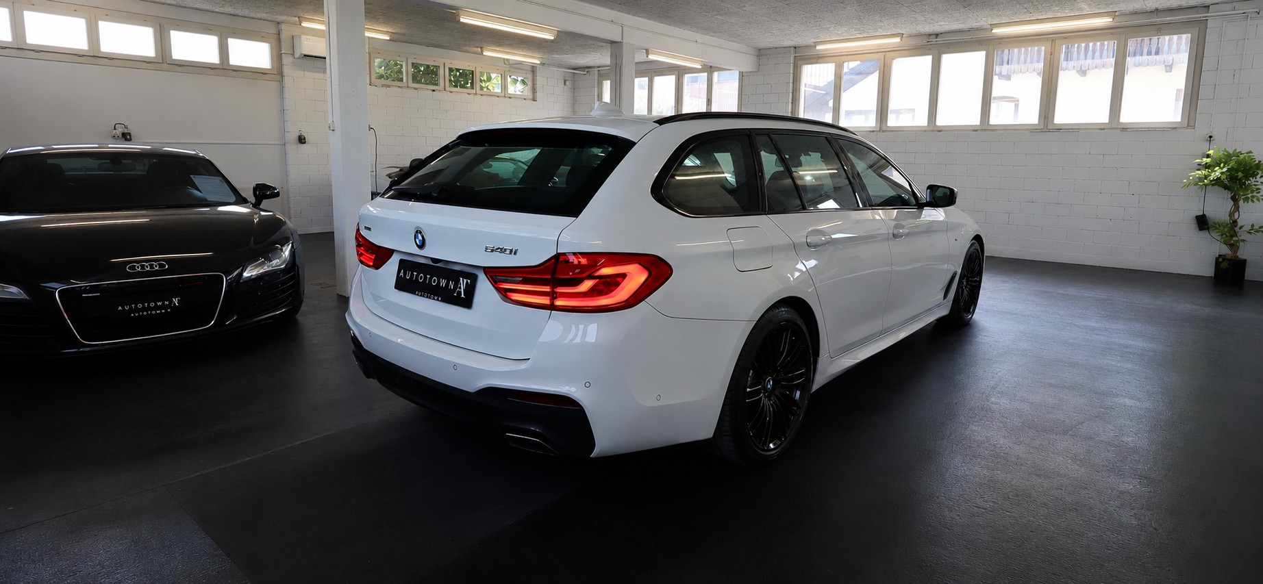 BMW 540i xDrive Touring Steptronic-showroom-element-1