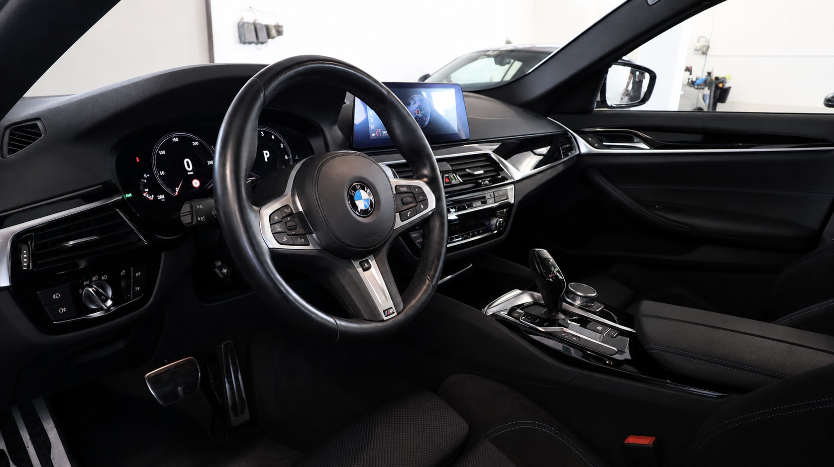BMW 540i xDrive Touring Steptronic-showroom-element-3
