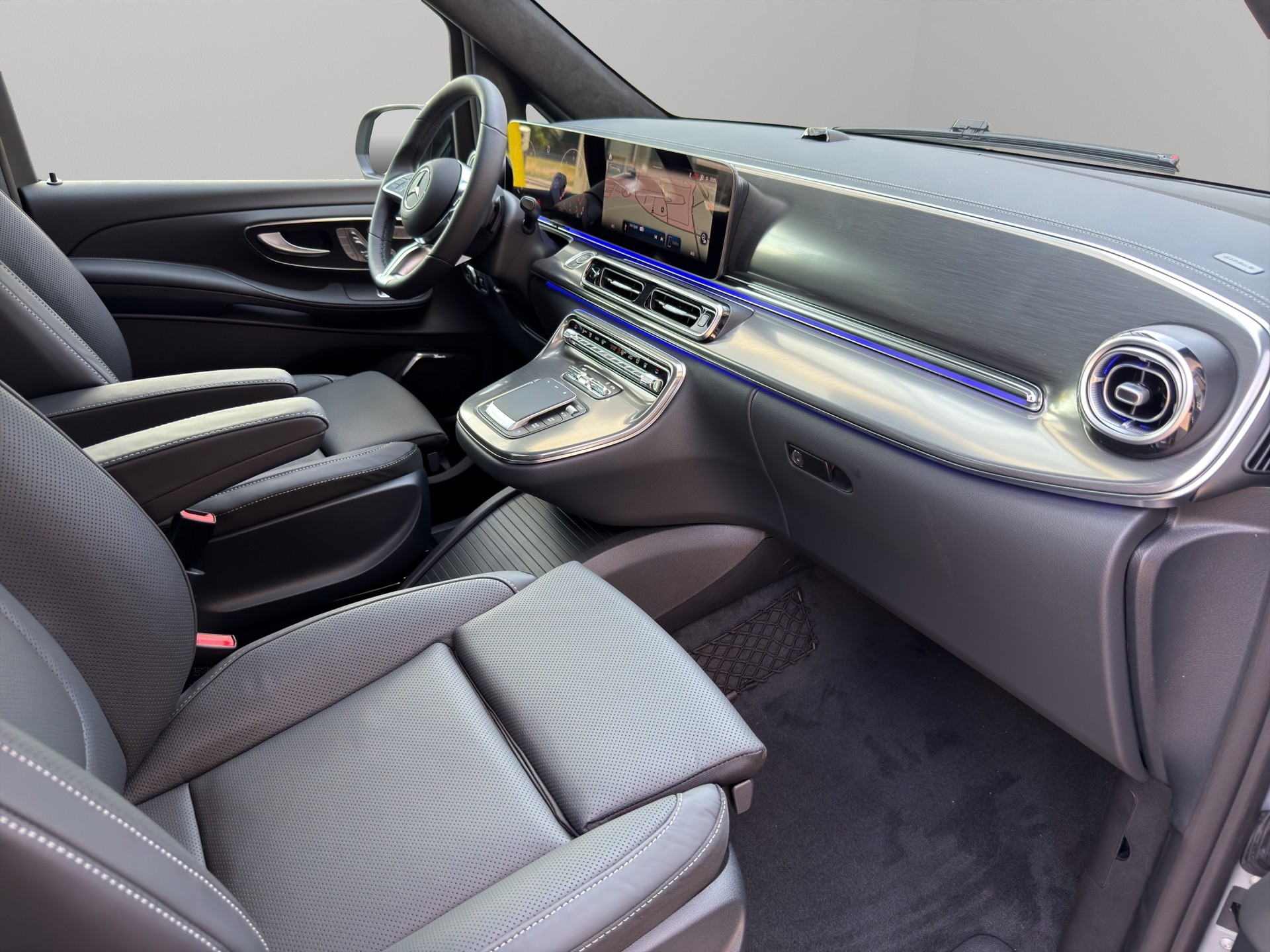 MERCEDES-BENZ V 300 d Swiss Ed. lang 4matic Van-image-12