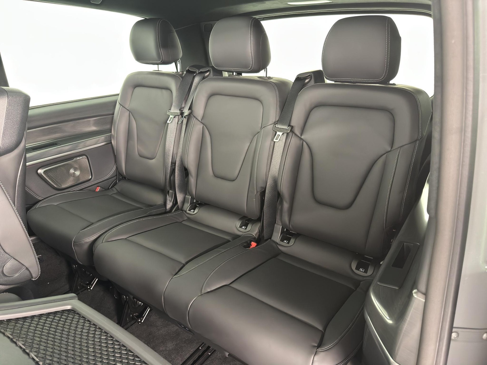 MERCEDES-BENZ V 300 d Swiss Ed. lang 4matic Van-image-11