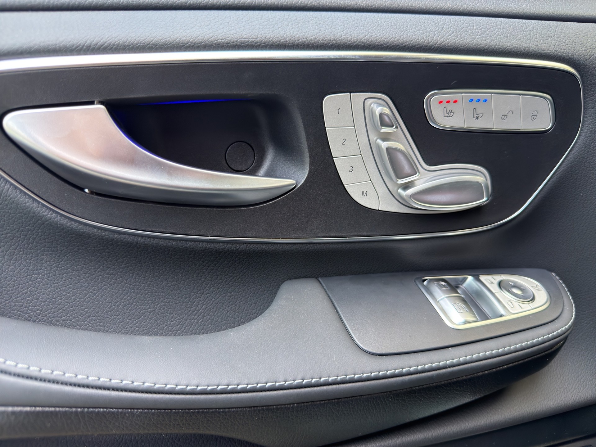 MERCEDES-BENZ V 300 d Swiss Ed. lang 4matic Van-image-15