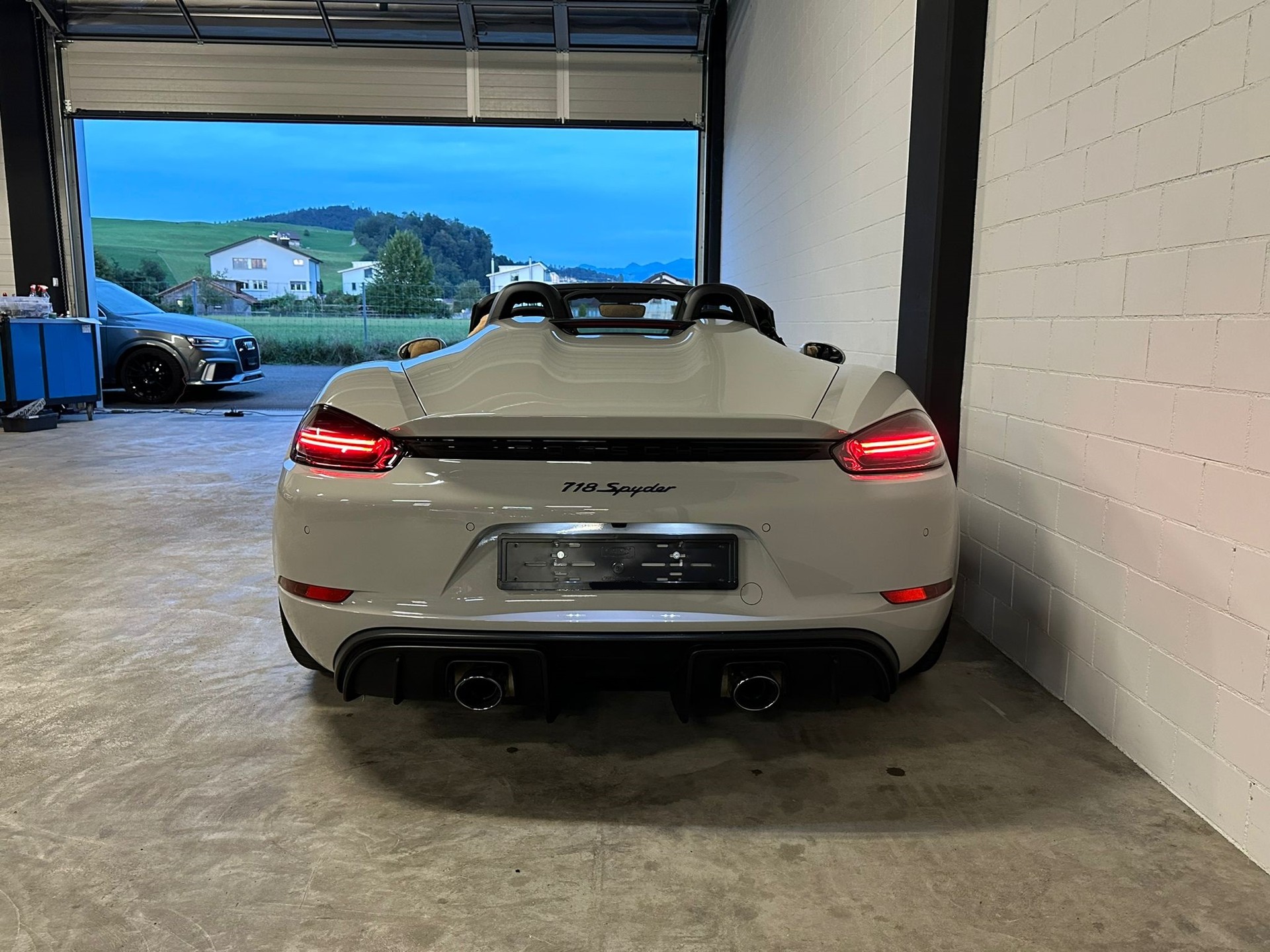 PORSCHE 718 Boxster Spyder Traumausstattung-showroom-element-3