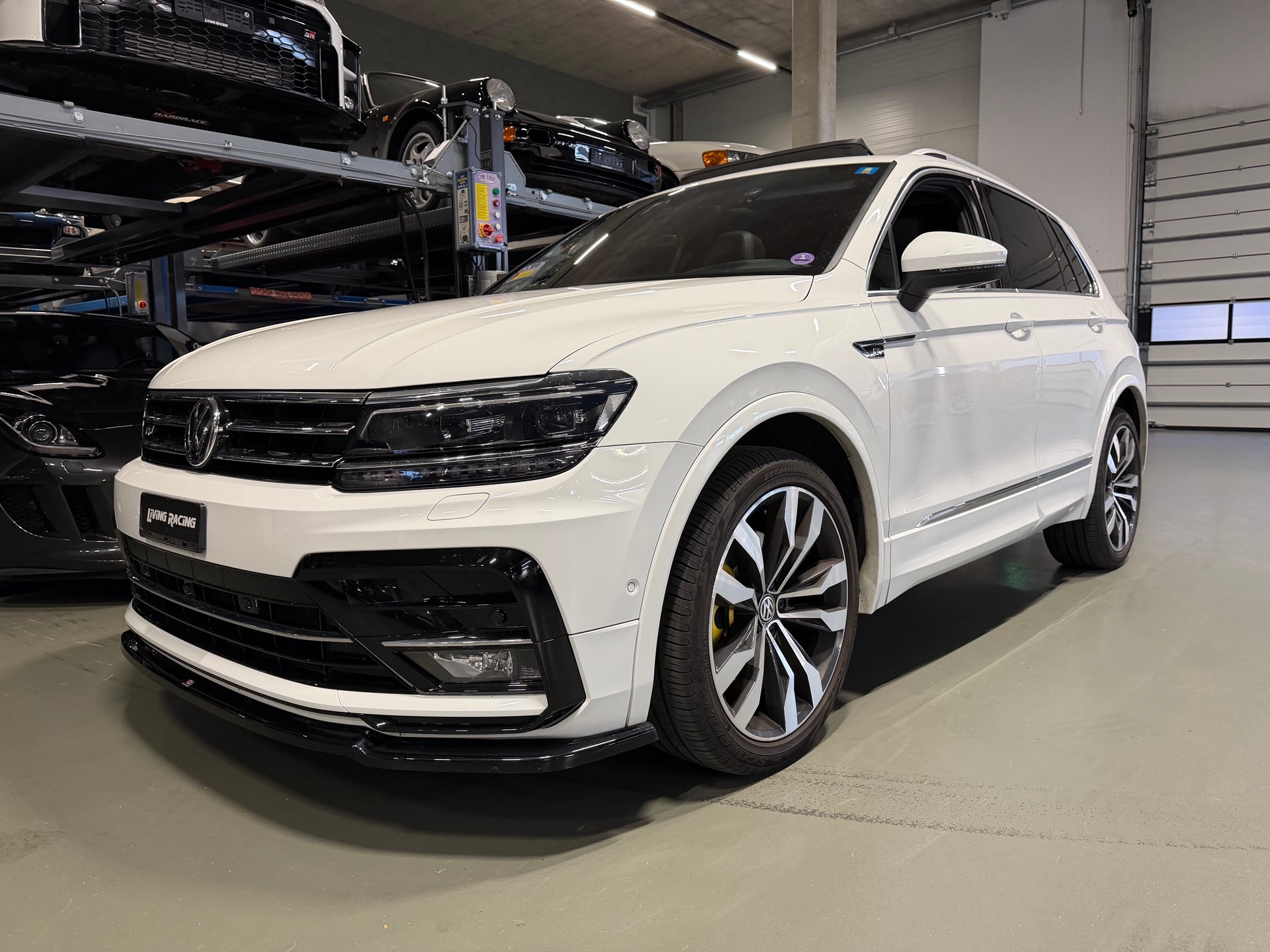 VW Tiguan 2.0TSI Highline 4Motion DSG-showroom-element-1