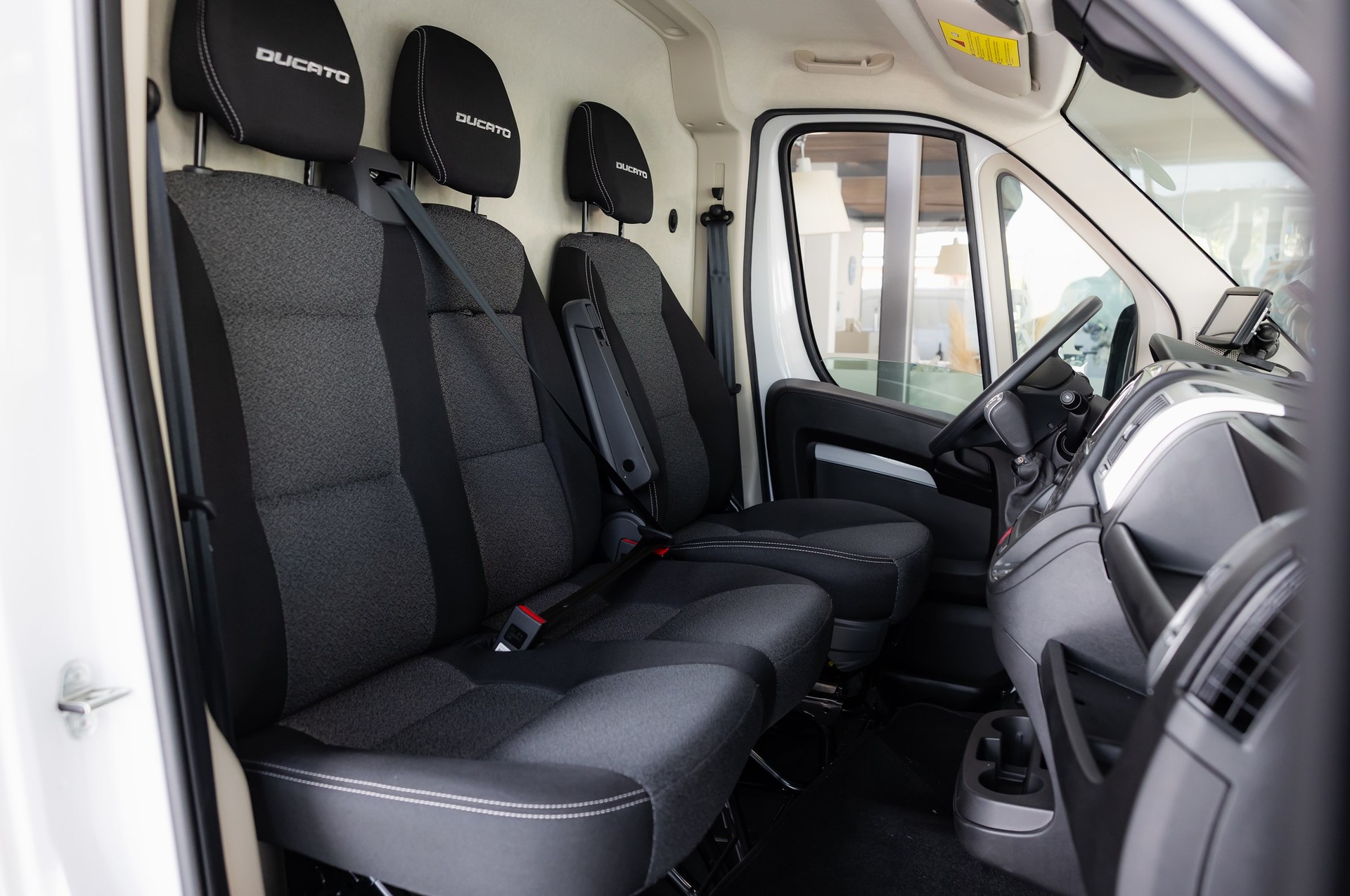 FIAT New E-Ducato 35 47kWh LH2 L3H2 Comfort Full Option-image-9
