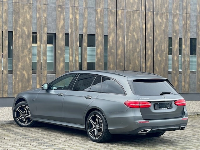 MERCEDES-BENZ E 300 de AMG Line 9G-Tronic-image-11