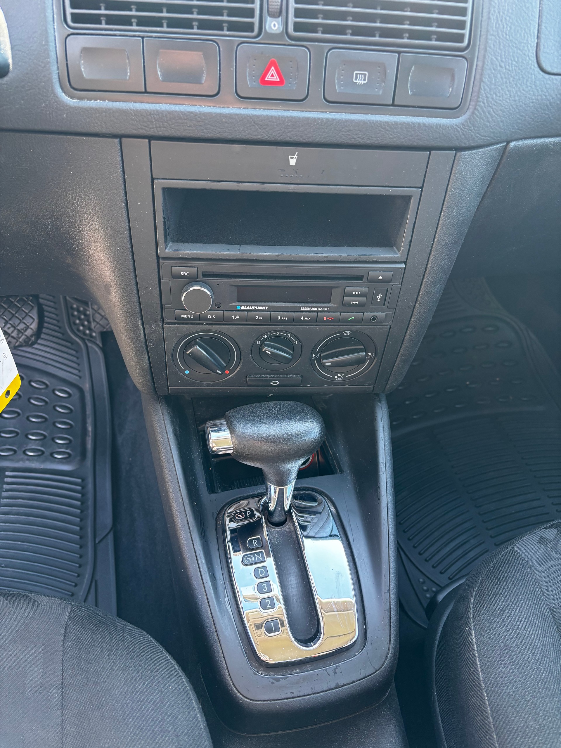 VW Golf 1.6 Automatic-image-12