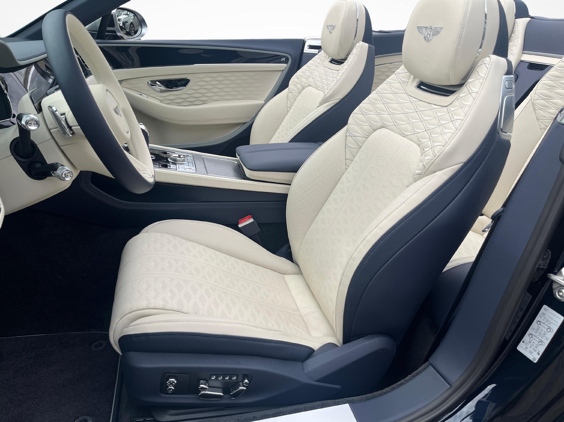 BENTLEY Continental GTC 4.0 V8 Hybrid Mulliner-image-12