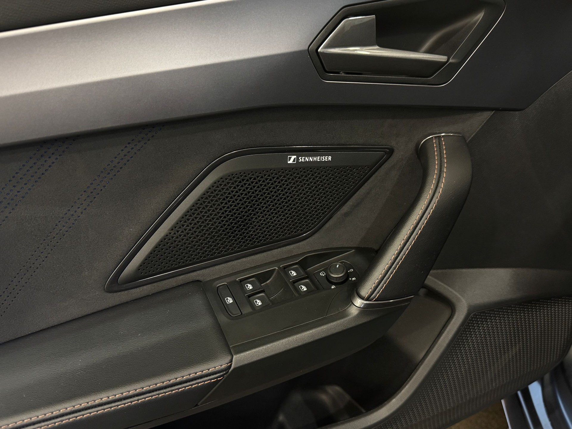 CUPRA LEON 1.5 TSI DSG *Magnetic Grau Matt*-image-10