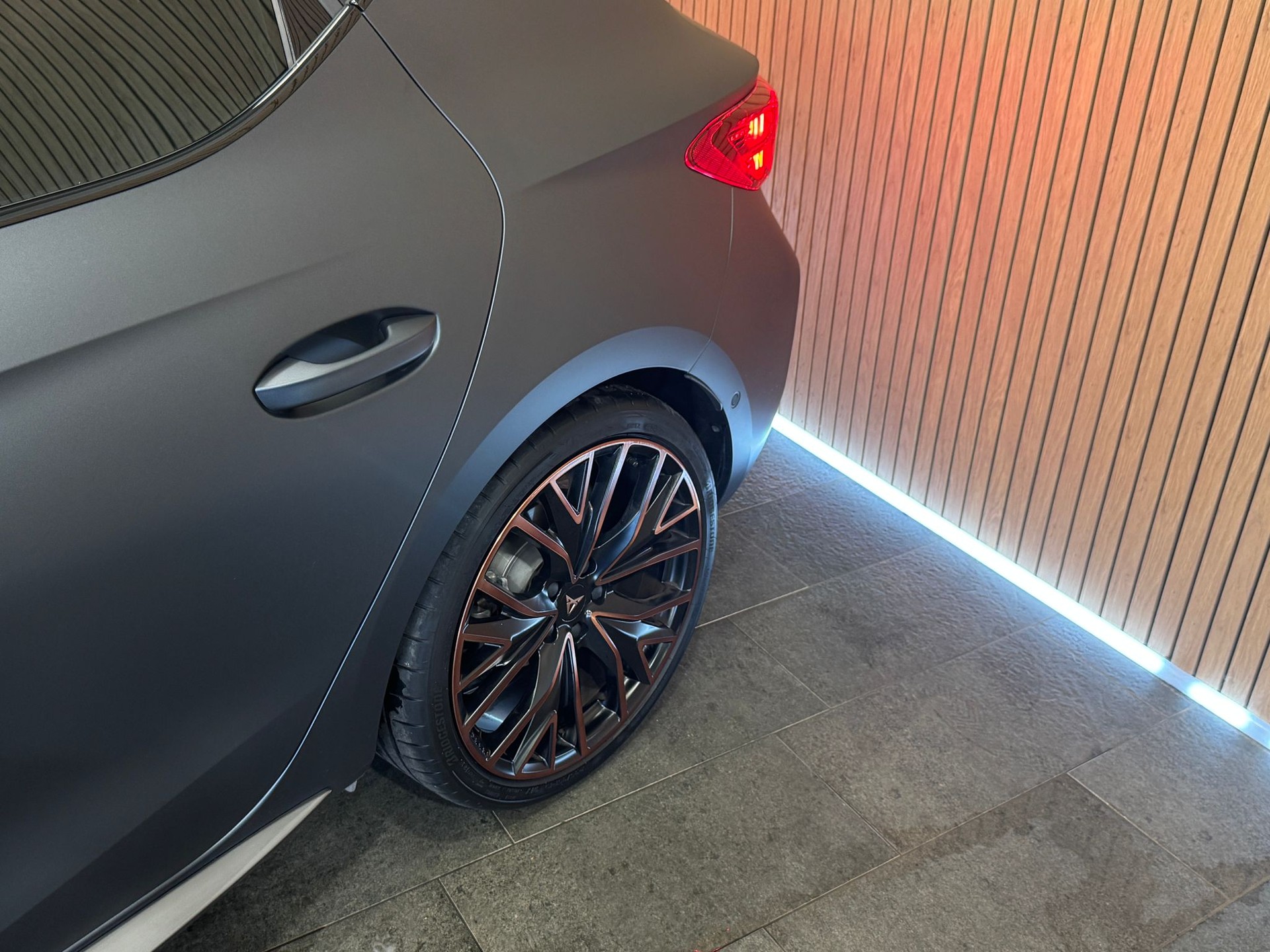 CUPRA LEON 1.5 TSI DSG *Magnetic Grau Matt*-image-4