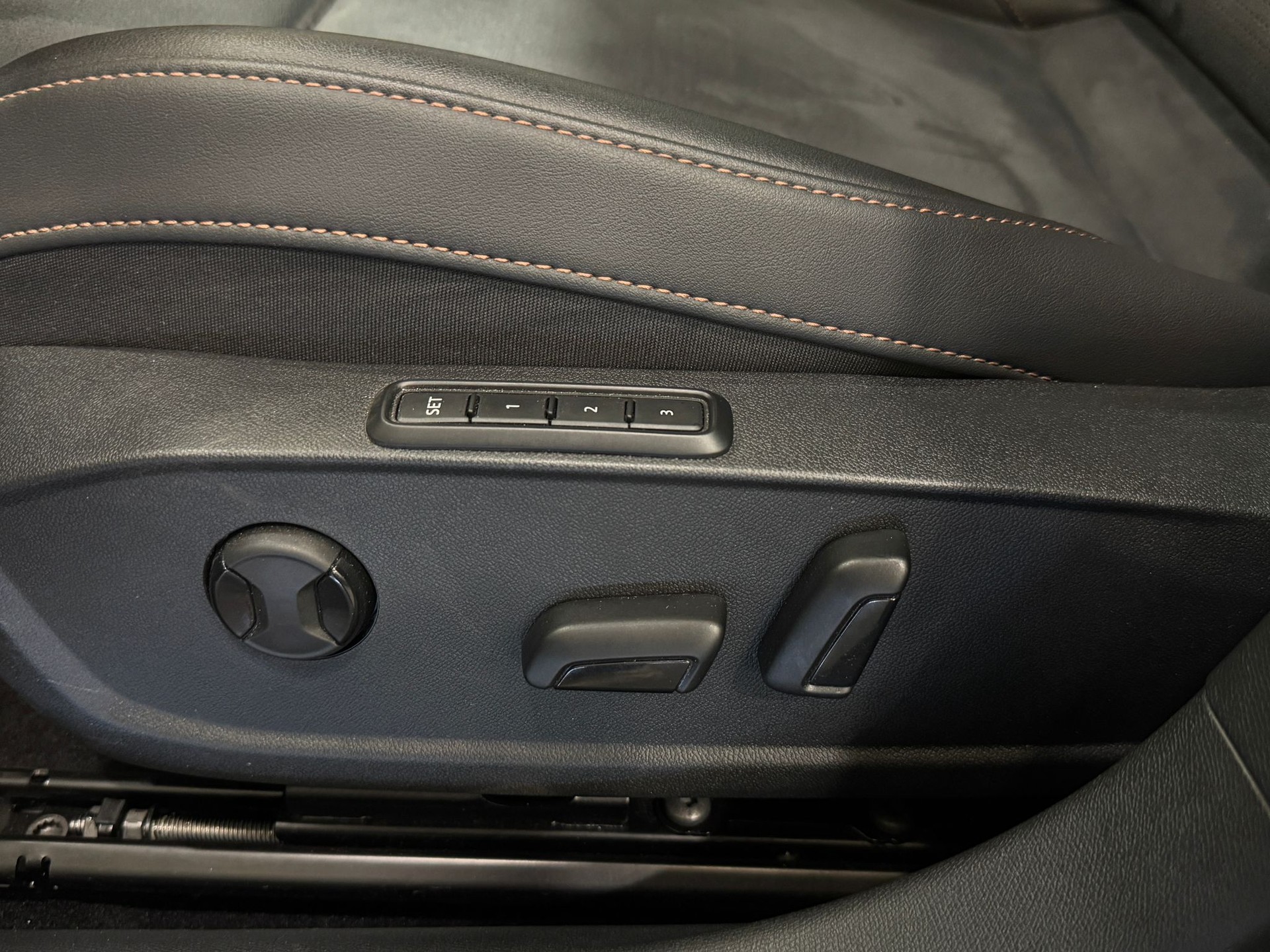 CUPRA LEON 1.5 TSI DSG *Magnetic Grau Matt*-image-13
