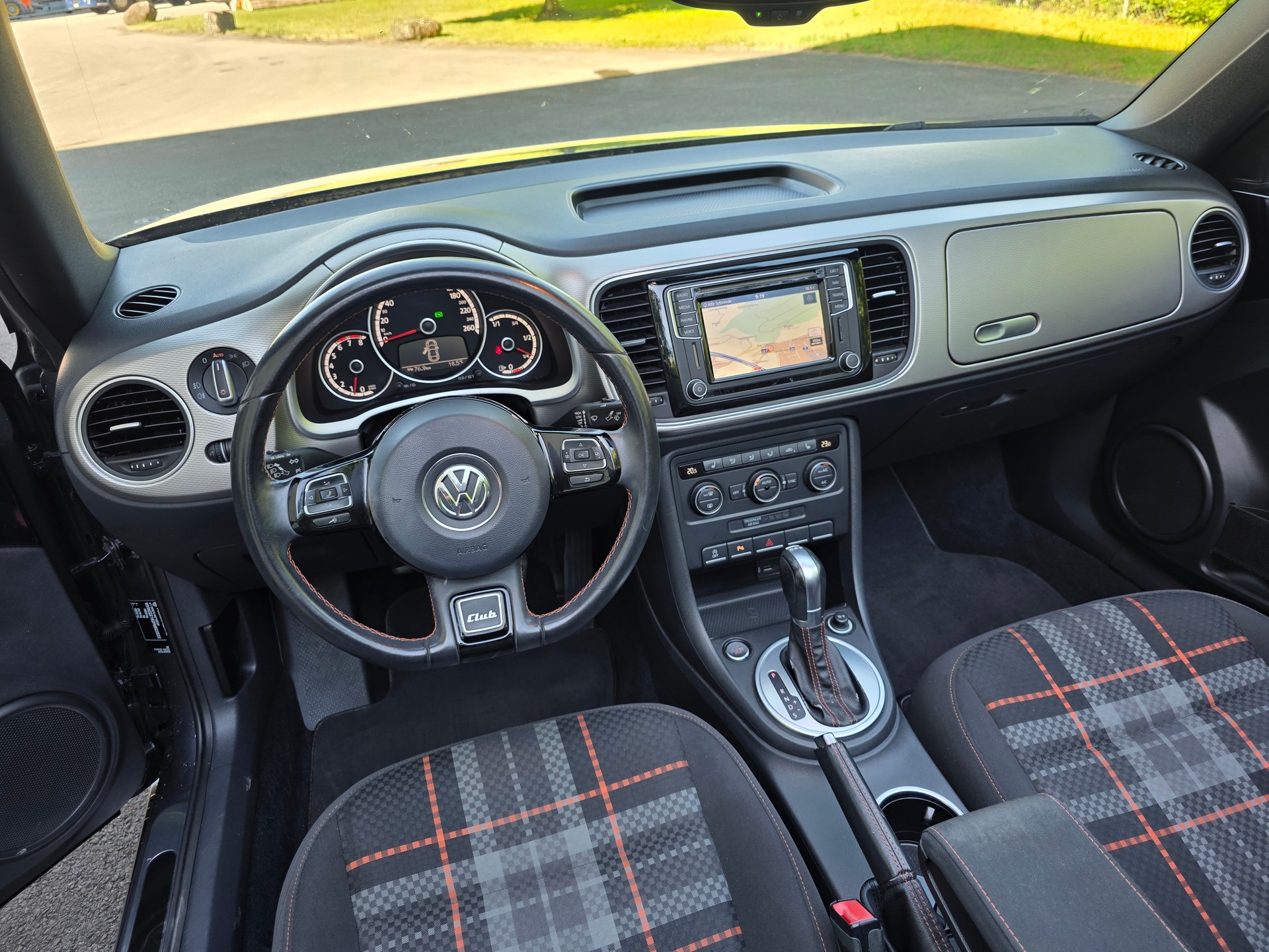 VW Beetle Cabrio 1.2 TSI BMT Club DSG-image-22