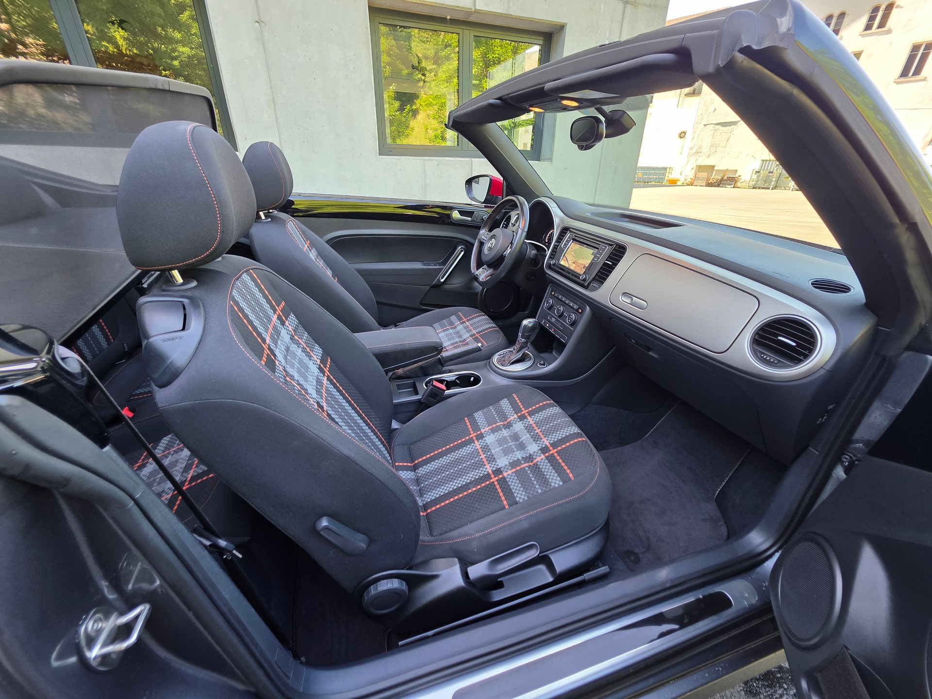 VW Beetle Cabrio 1.2 TSI BMT Club DSG-image-24