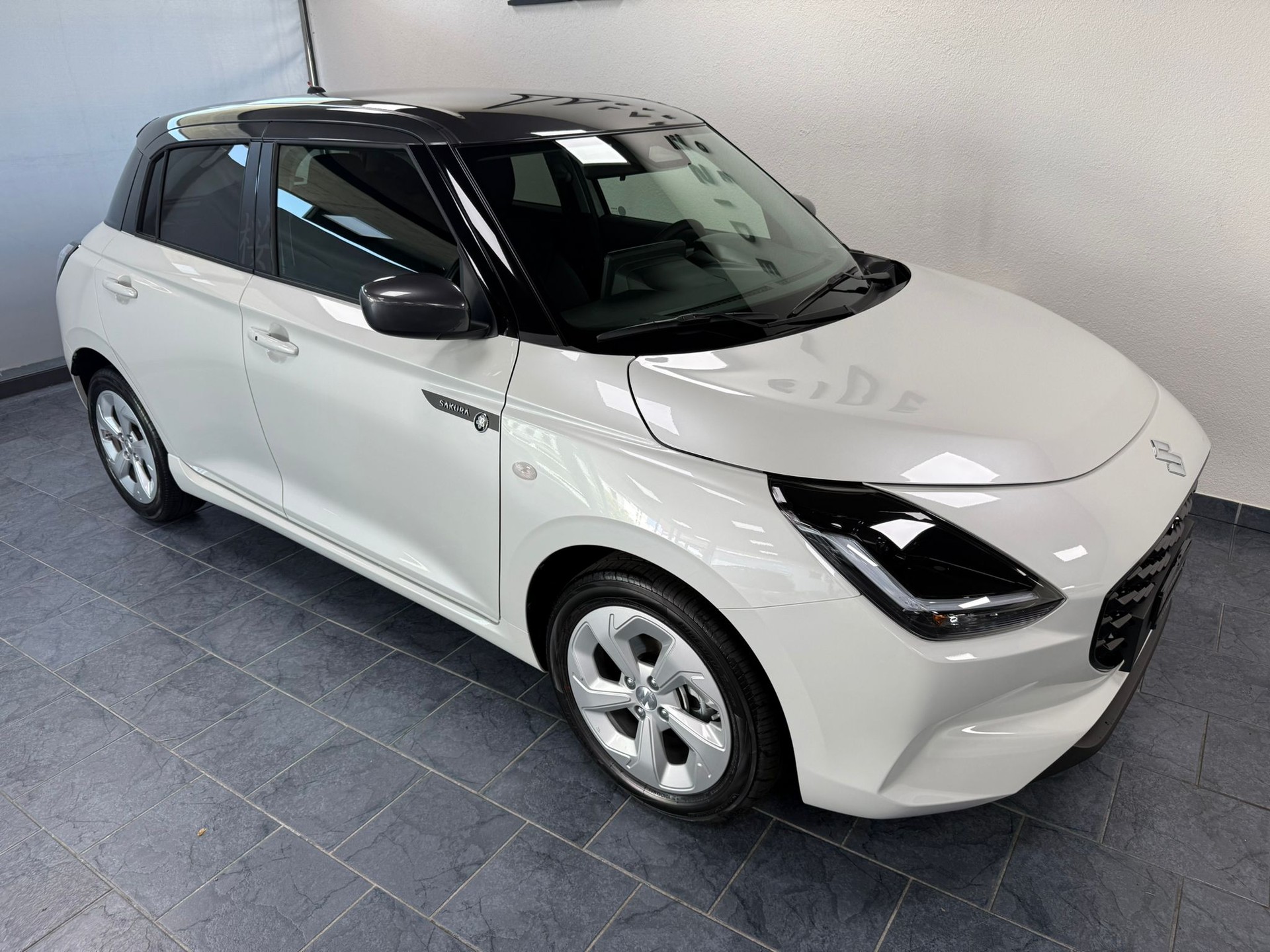 SUZUKI Swift 1.2 Sakura Hybrid CVT-showroom-element-2