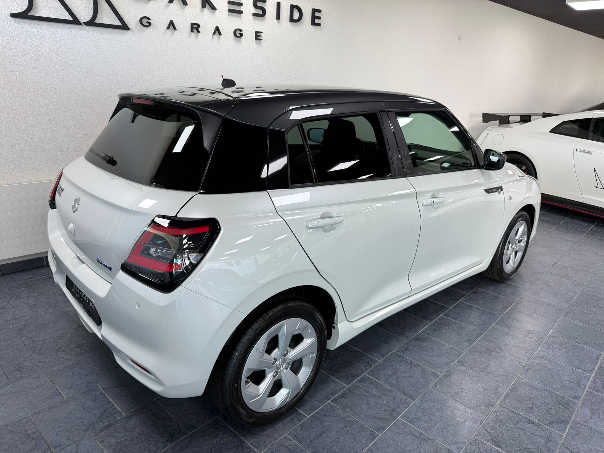 SUZUKI Swift 1.2 Sakura Hybrid CVT-showroom-element-3
