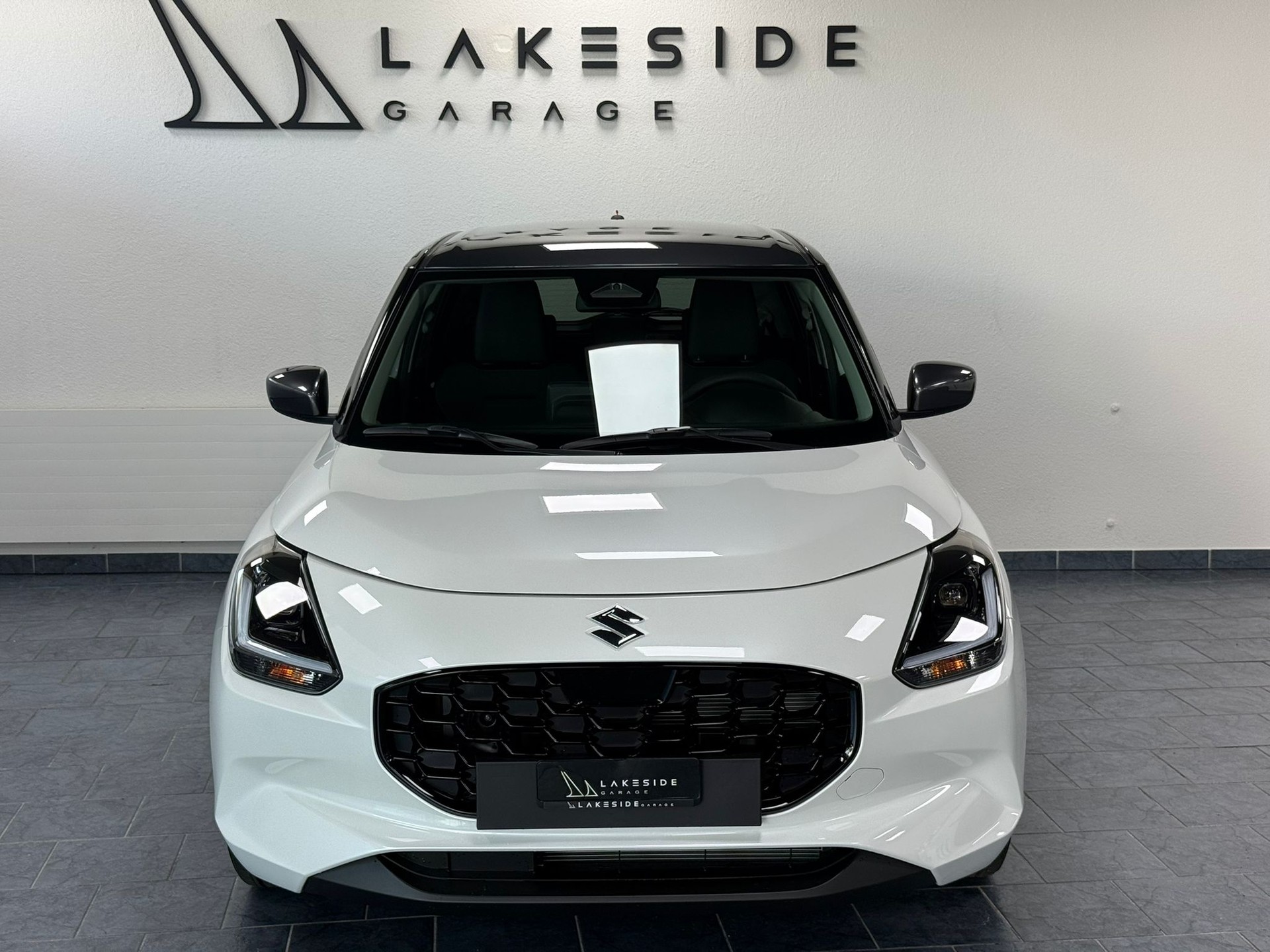 SUZUKI Swift 1.2 Sakura Hybrid CVT-showroom-element-1