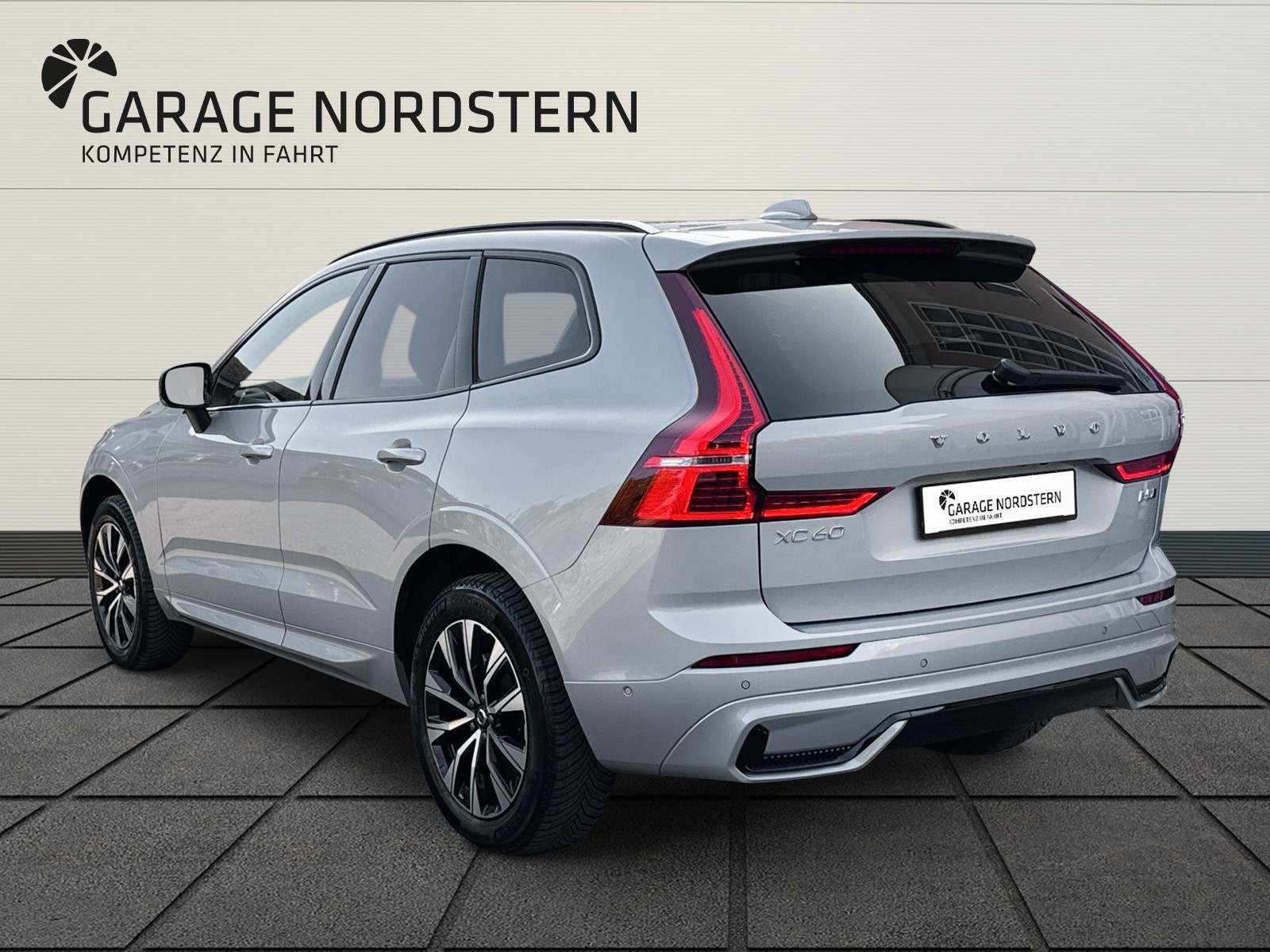 VOLVO XC60 2.0 B5 MH Plus Dark AWD-showroom-element-2