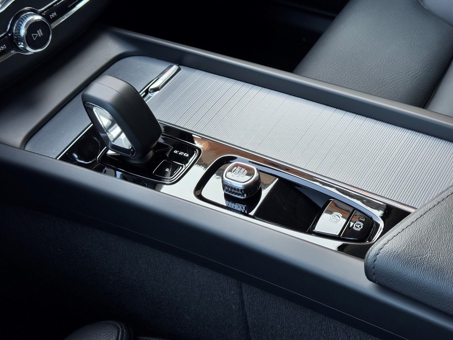 VOLVO XC60 2.0 B5 MH Plus Dark AWD-image-15