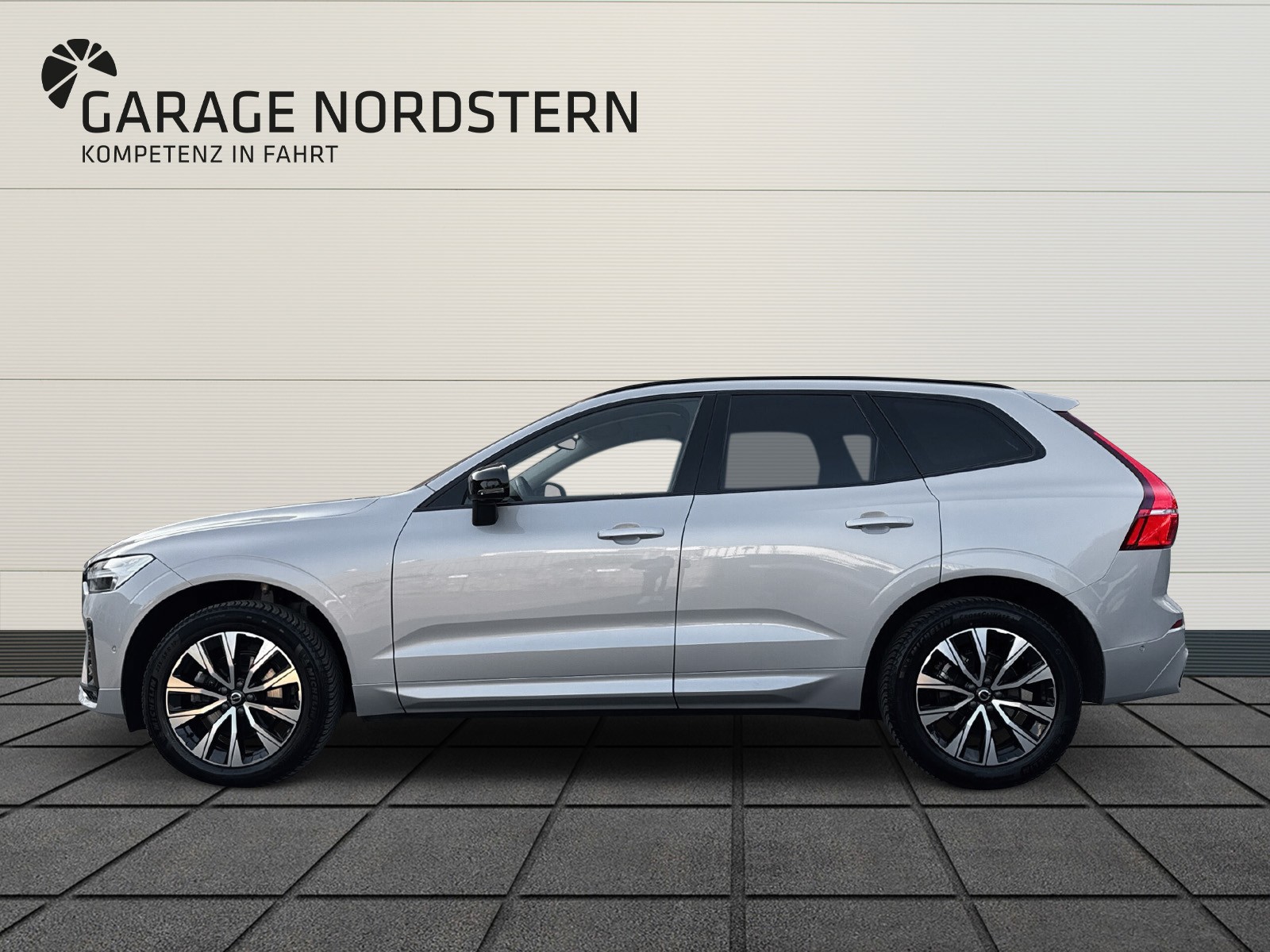 VOLVO XC60 2.0 B5 MH Plus Dark AWD-showroom-element-1