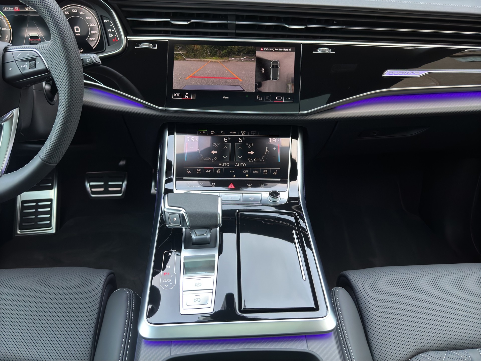AUDI Q8 TFSI e quattro Competition 4x4 360 kW-image-23