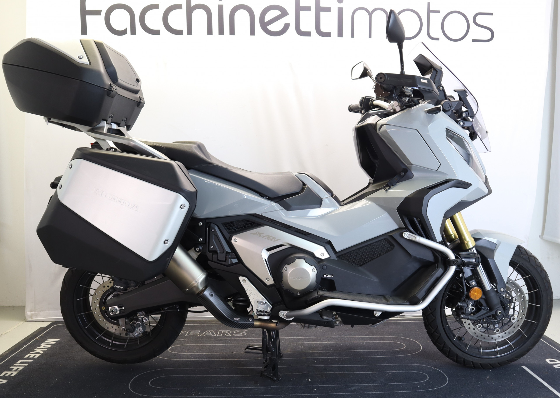HONDA X-ADV 750-showroom-element-2