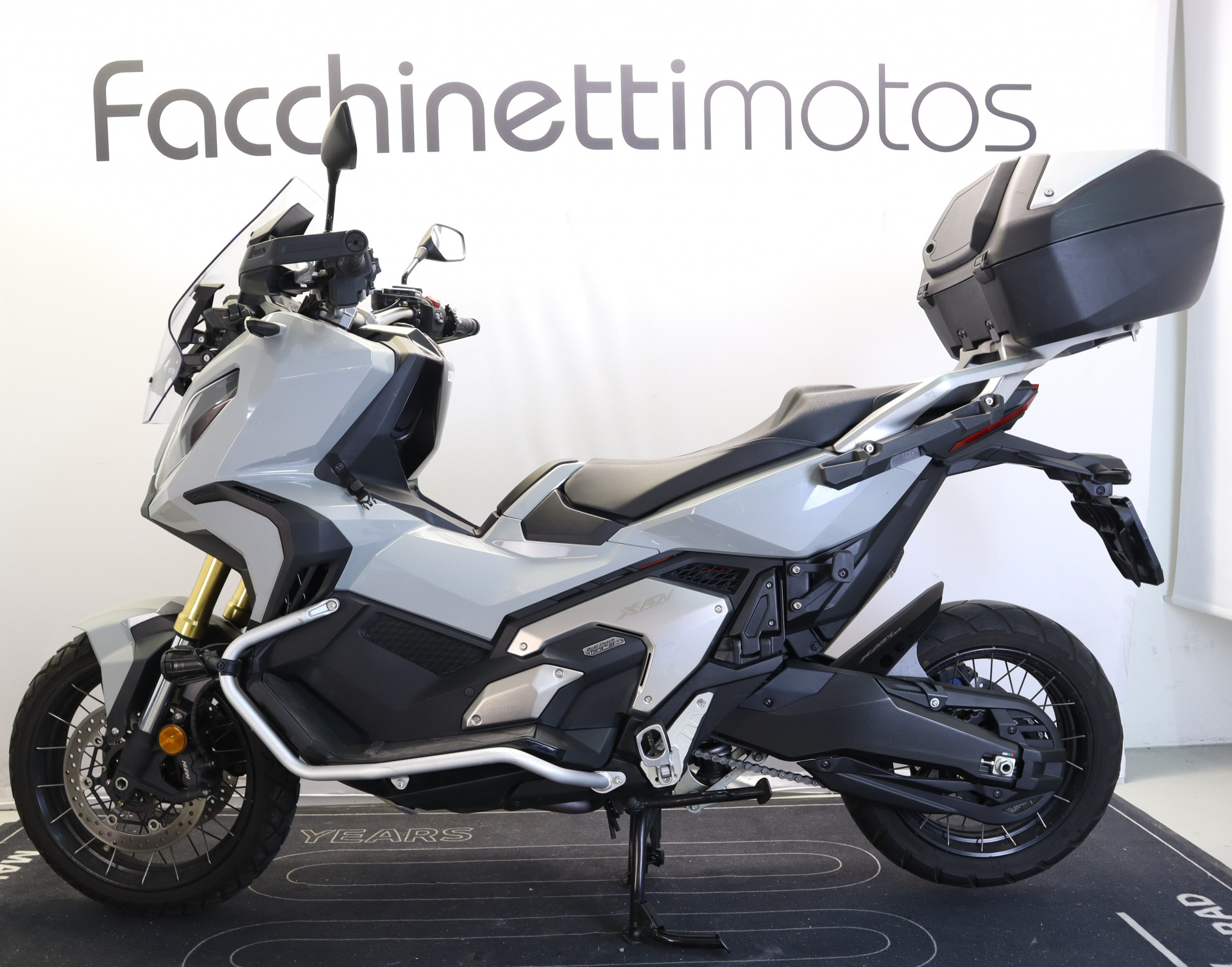 HONDA X-ADV 750-showroom-element-1