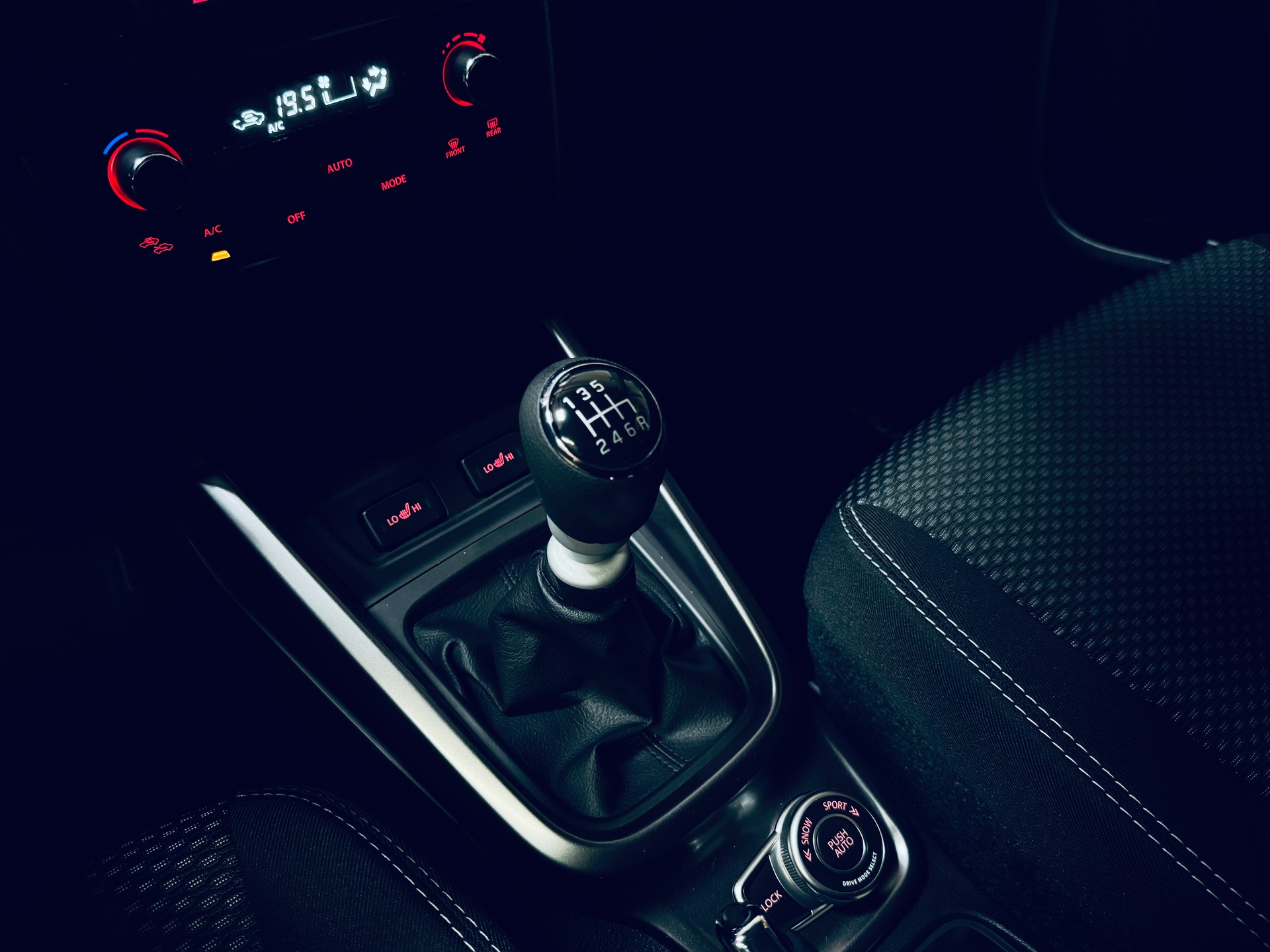 SUZUKI Vitara 1.4 Boosterjet Compact + 4x4 Hybrid-image-15