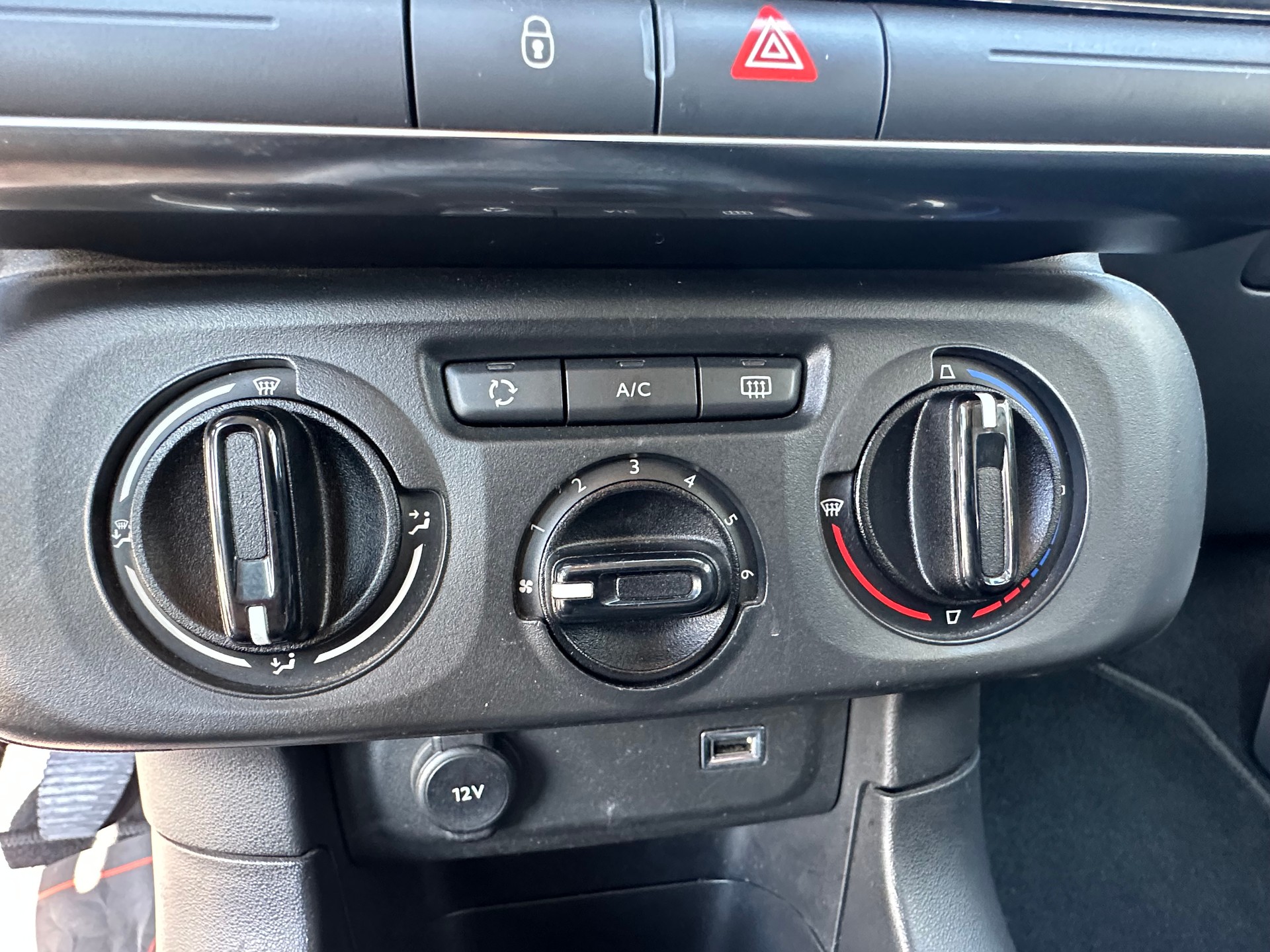 CITROEN C3 1.2i PureTech Feel-image-17