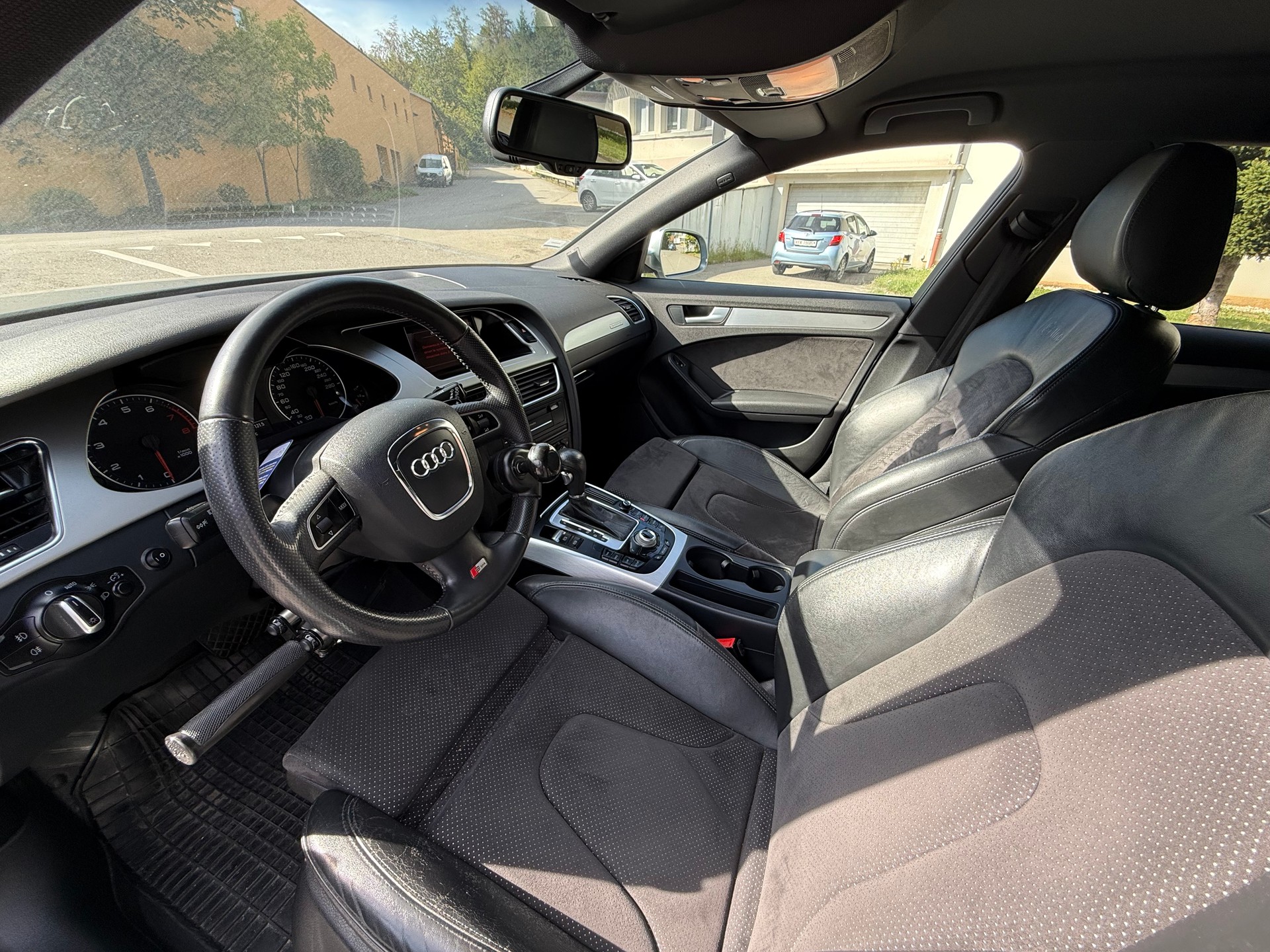 AUDI A4 Avant 2.0 TFSI quattro S-tronic-image-8
