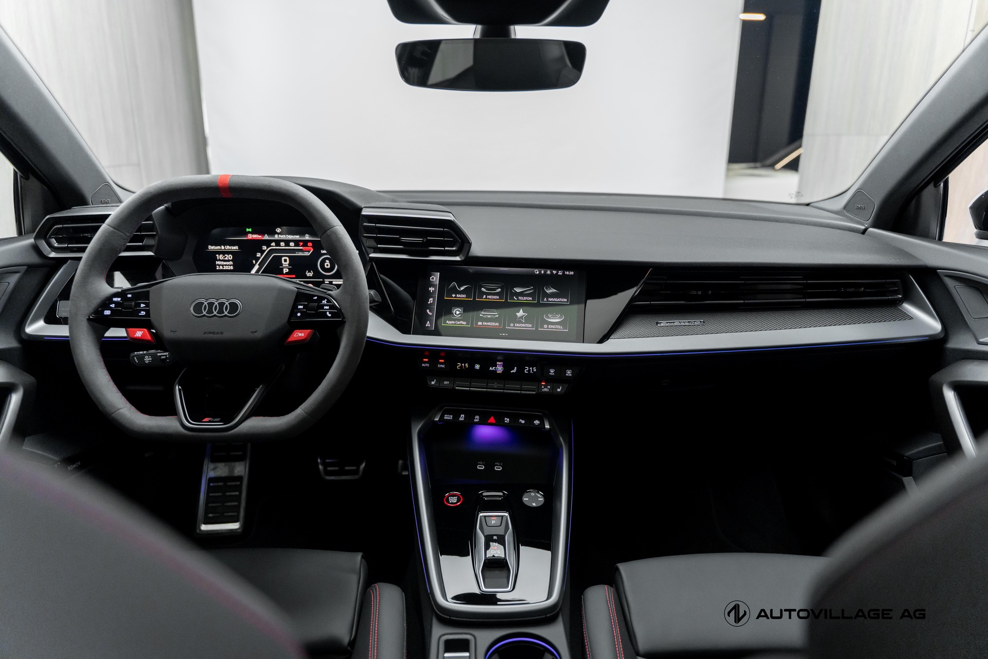 AUDI RS3 Sportback 2.5 TSI quattro S-tronic | All Black | Werksgarantie bis 2031-showroom-element-2