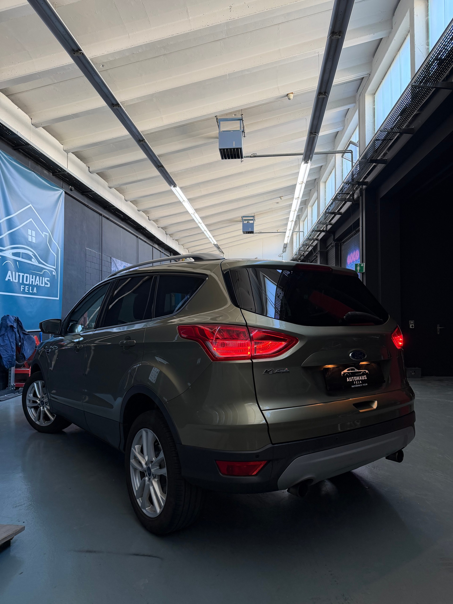 FORD Kuga 1.6 SCTi Titanium 4WD Automatic-showroom-element-2