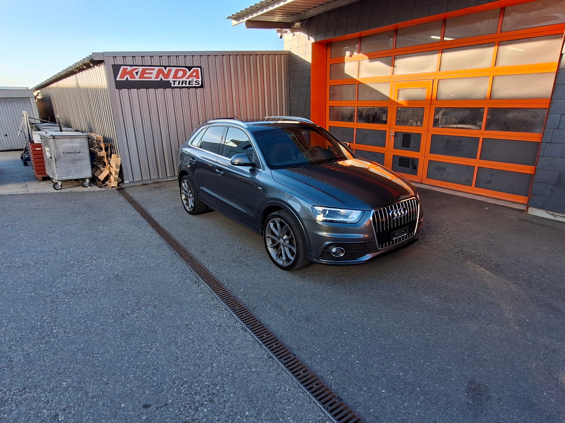 AUDI Q3 2.0 TDI quattro S-tronic-showroom-element-3