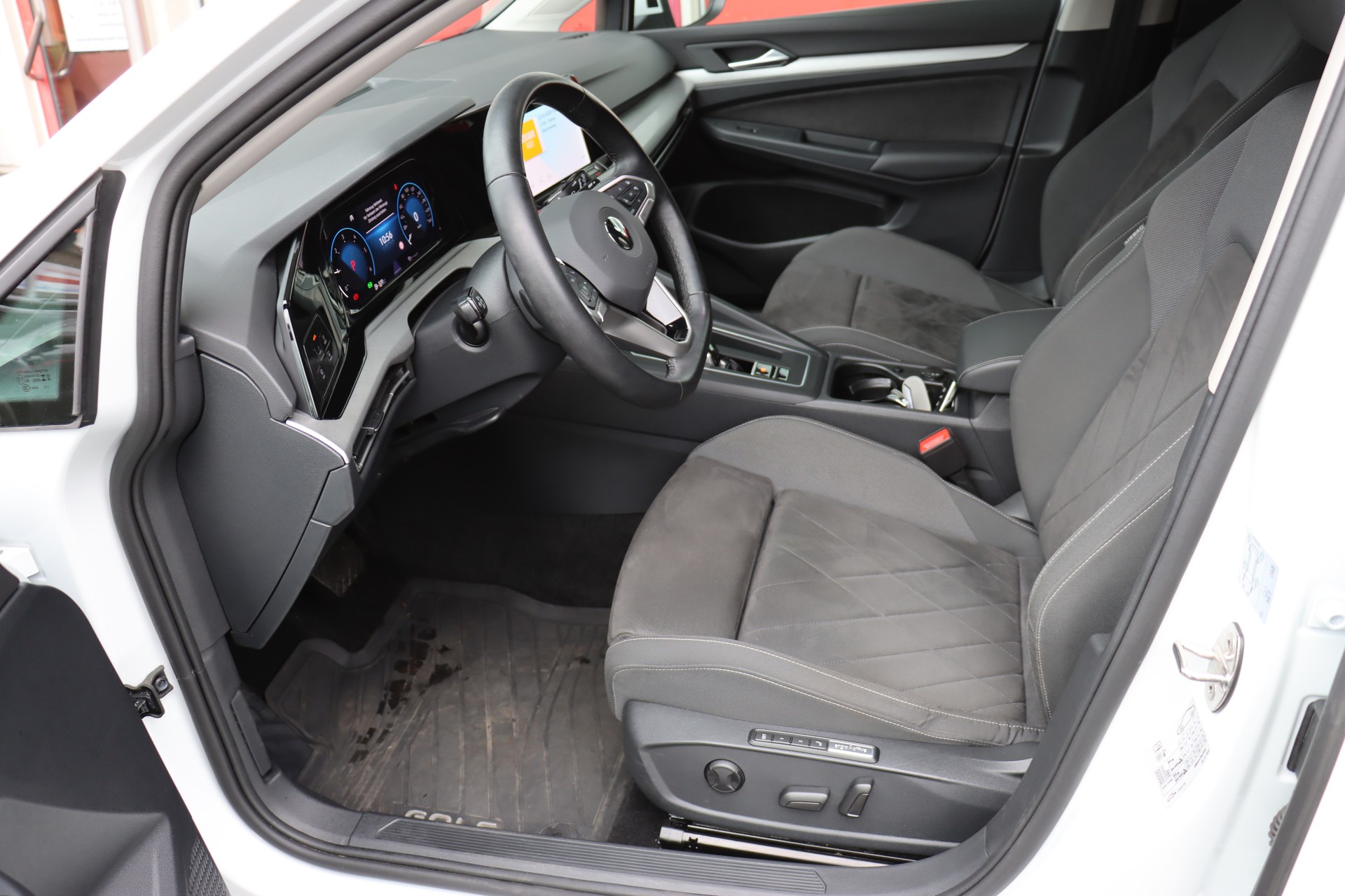 VW Golf Variant 2.0 TDI Life DSG 4Motion-image-11