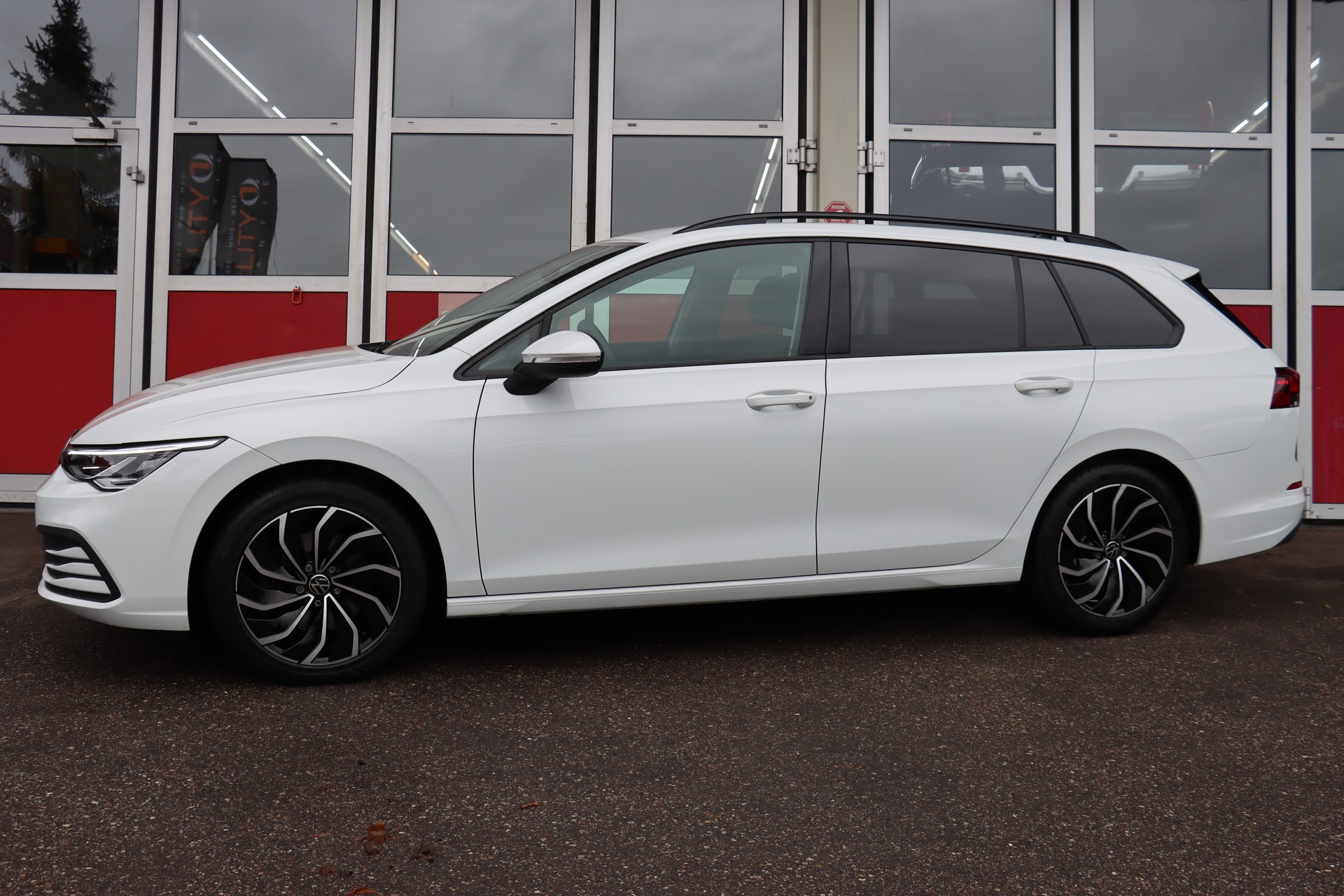 VW Golf Variant 2.0 TDI Life DSG 4Motion-image-4
