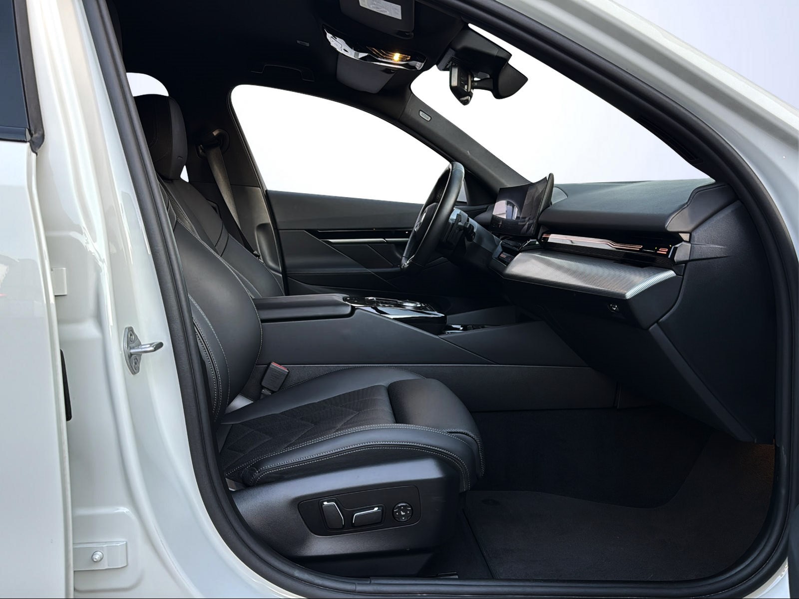 BMW 520d xDrive 48V Touring M Sport Steptronic-image-13