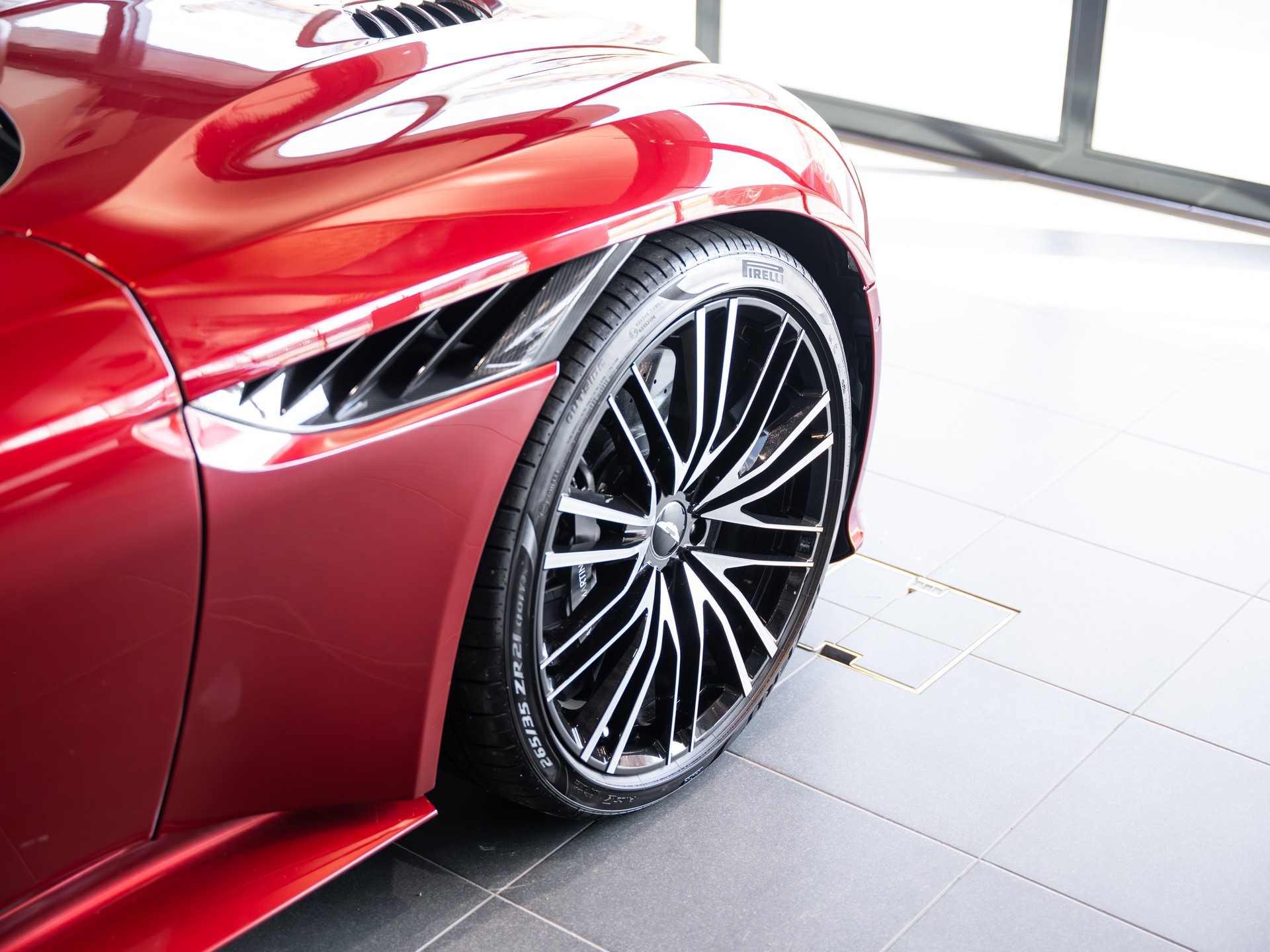ASTON MARTIN DBS Superleggera Volante-image-25