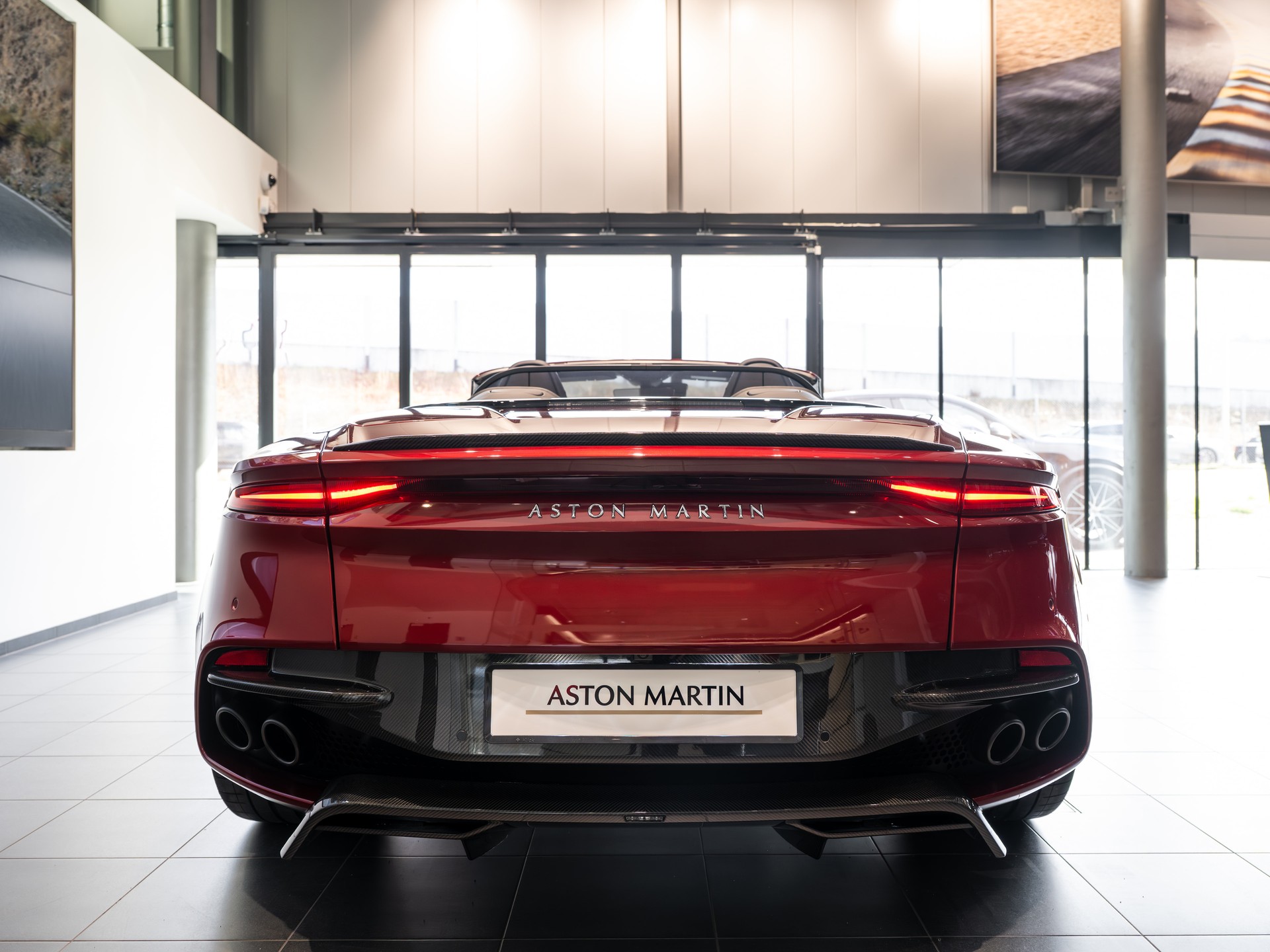 ASTON MARTIN DBS Superleggera Volante-showroom-element-3