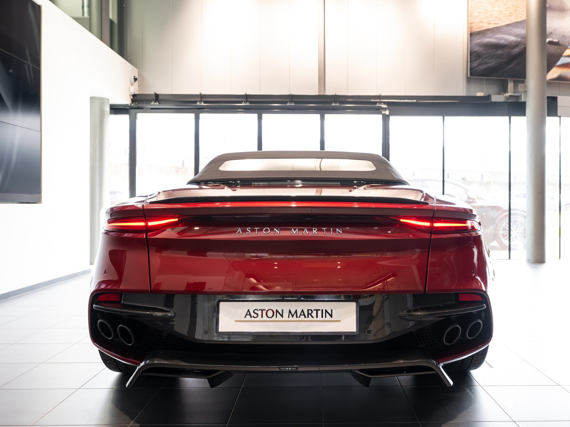 ASTON MARTIN DBS Superleggera Volante-image-11