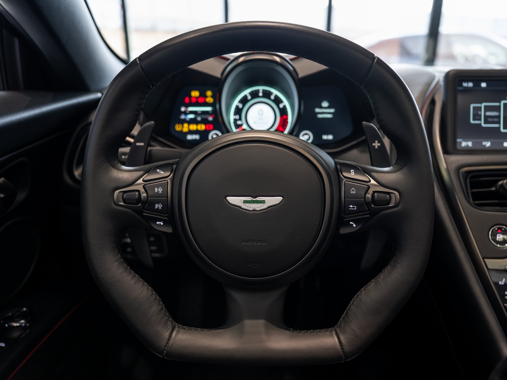 ASTON MARTIN DBS Superleggera Volante-image-16